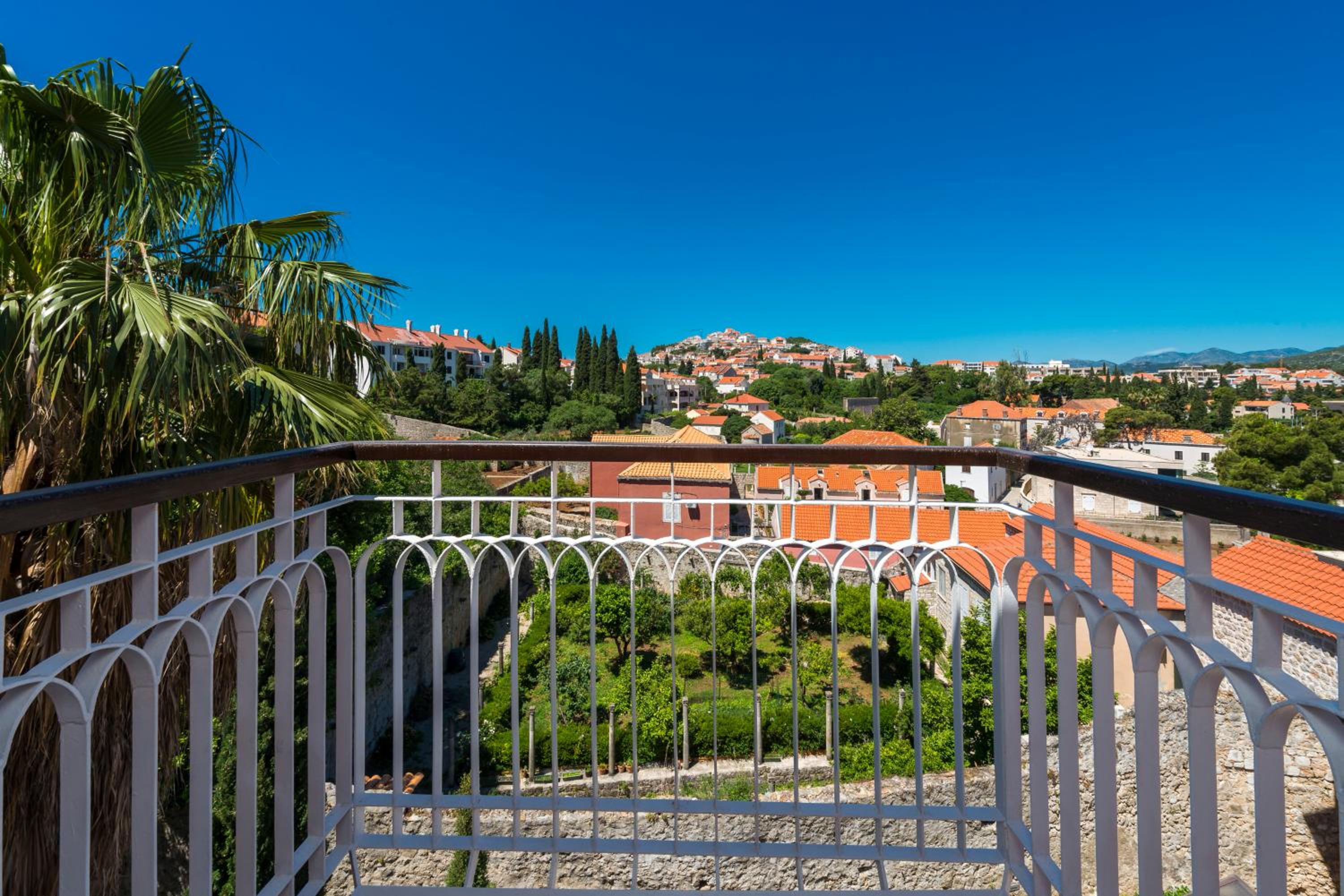 Classic Double Or Twin Room With Balcony - Garden View