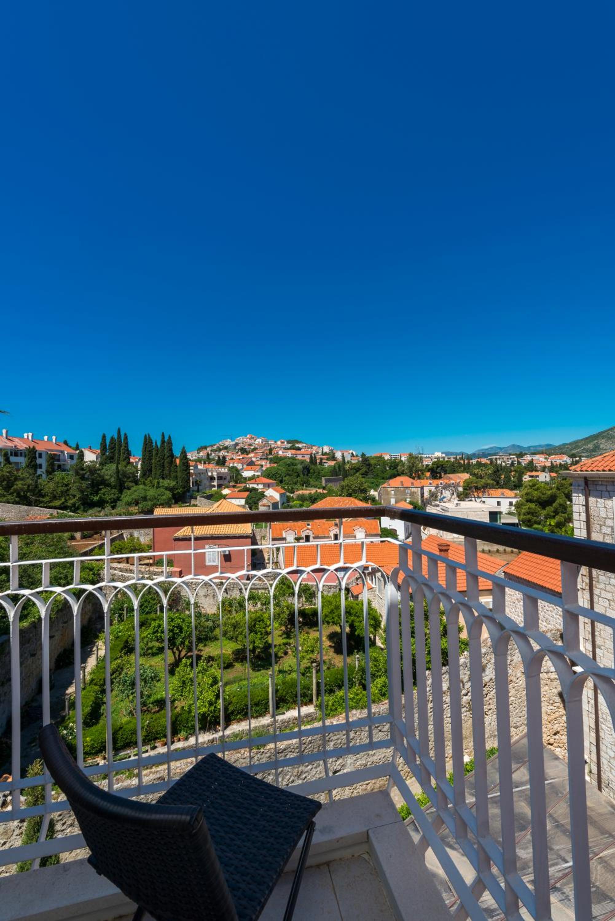 Classic Double or Twin Room with Balcony - Photo 11