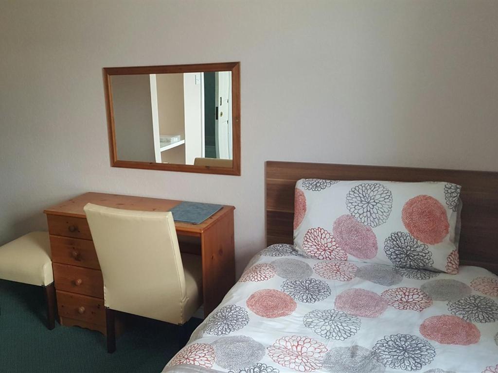 Twin Room with Private Bathroom photo 2
