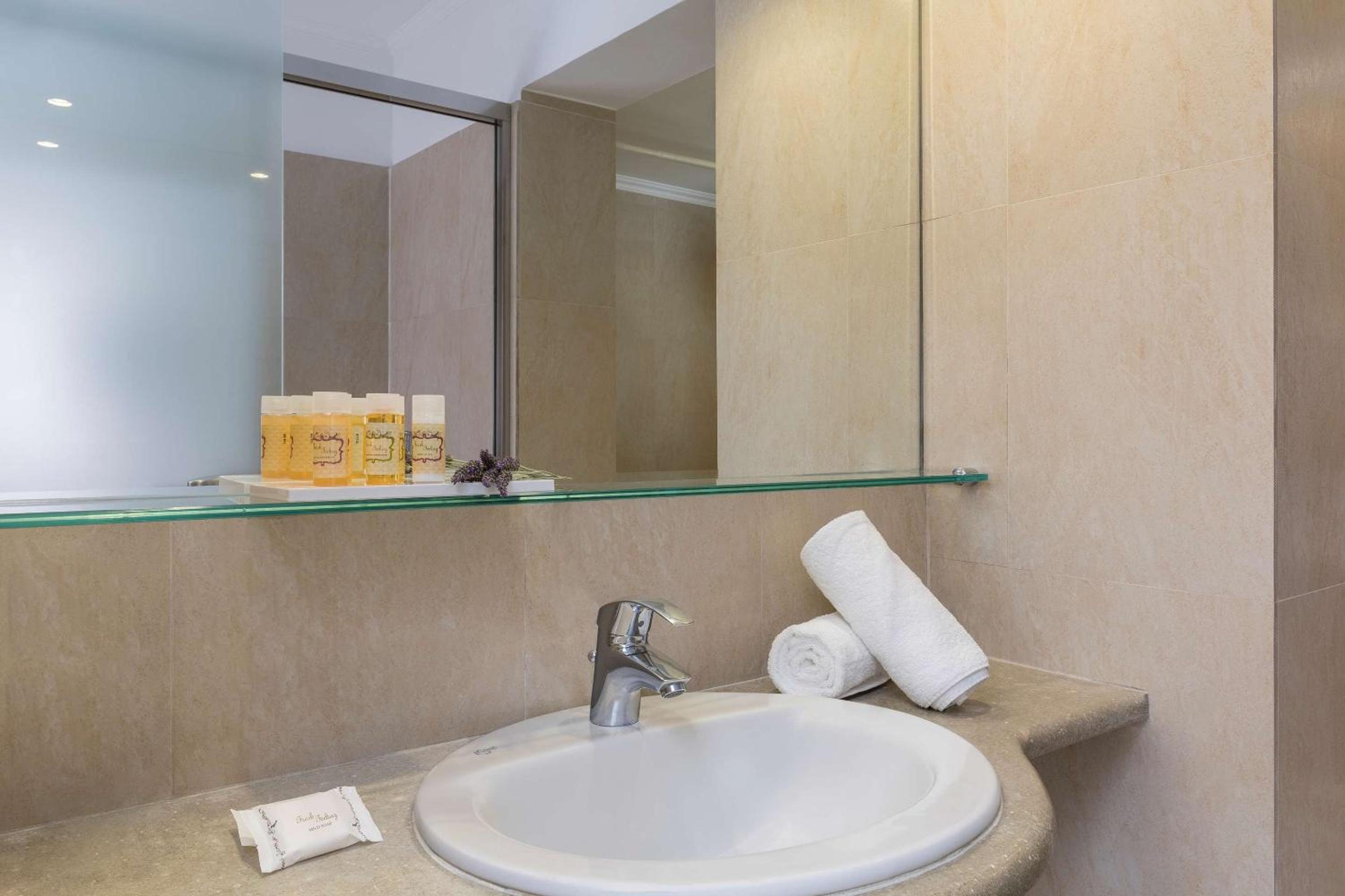 Double Room with Queen Bed and City View - Non-Smoking - Photo 3
