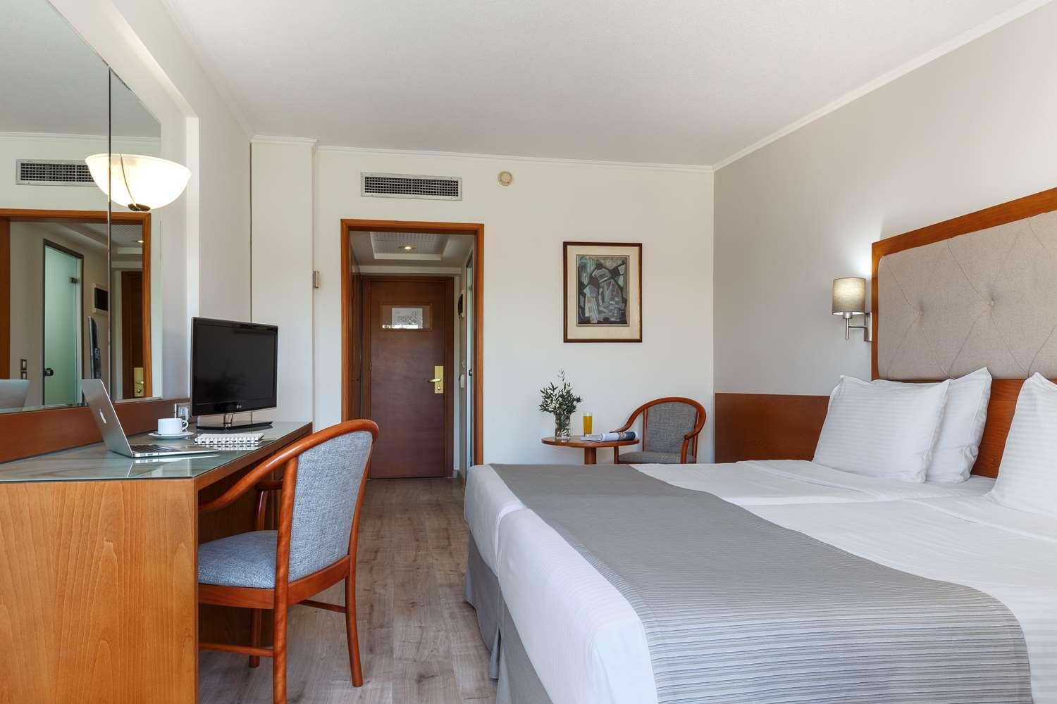 Double Room with Queen Bed and City View - Non-Smoking - Photo 4
