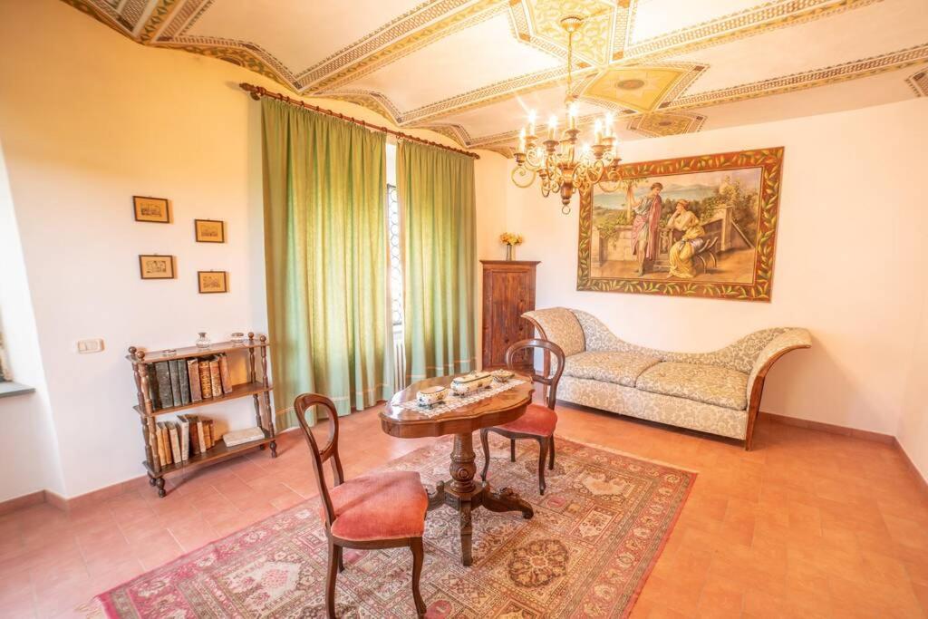 Five-Bedroom House photo 1