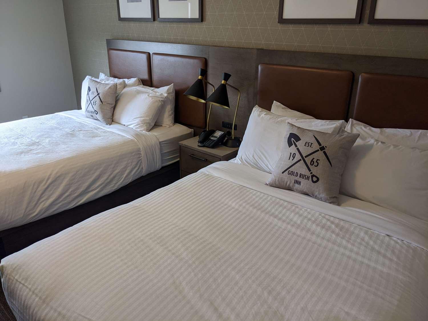 Queen Room with Two Queen Beds & Desk - Non-Smoking photo 3