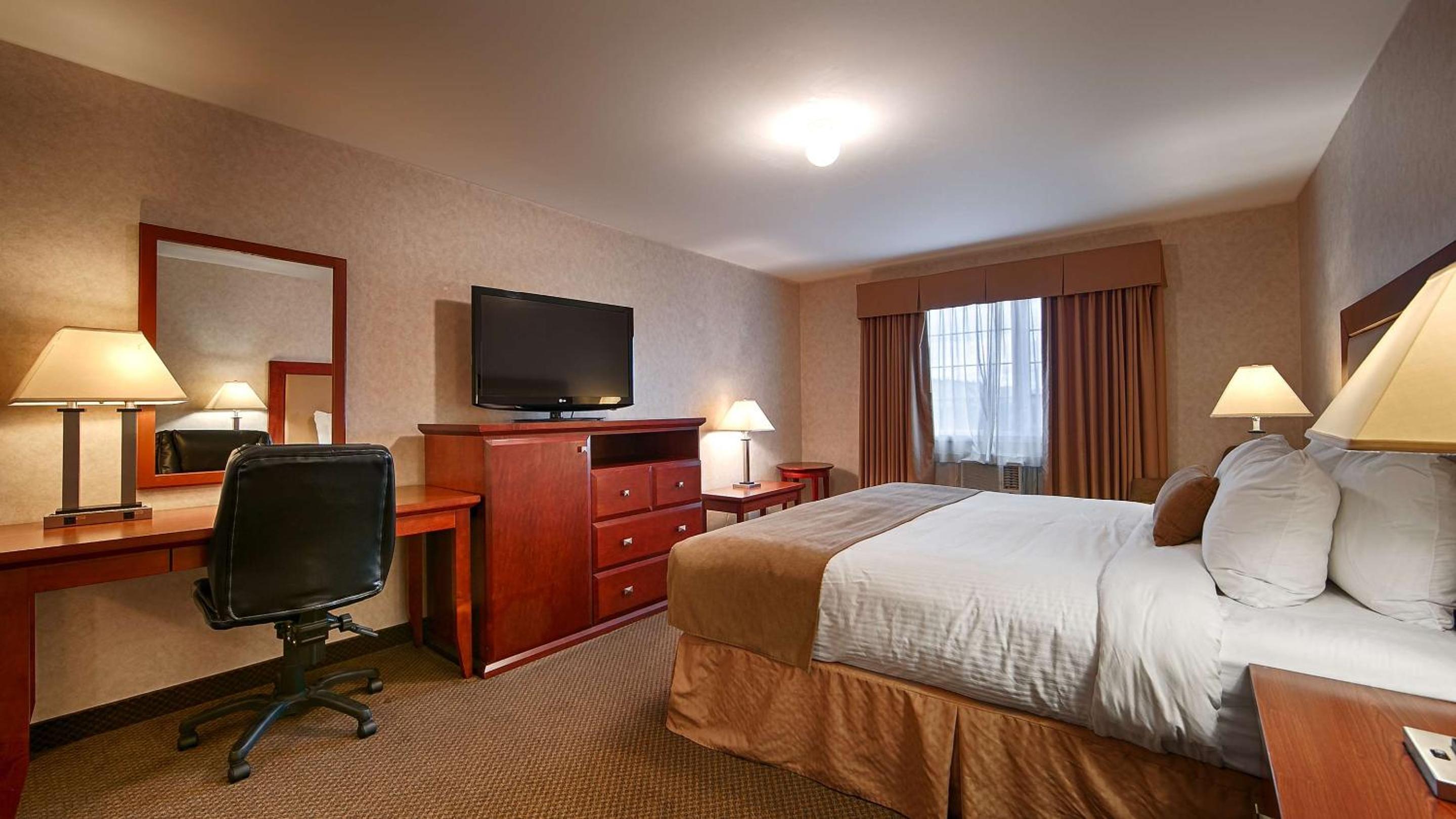 Queen Suite with Sofa Bed photo 3