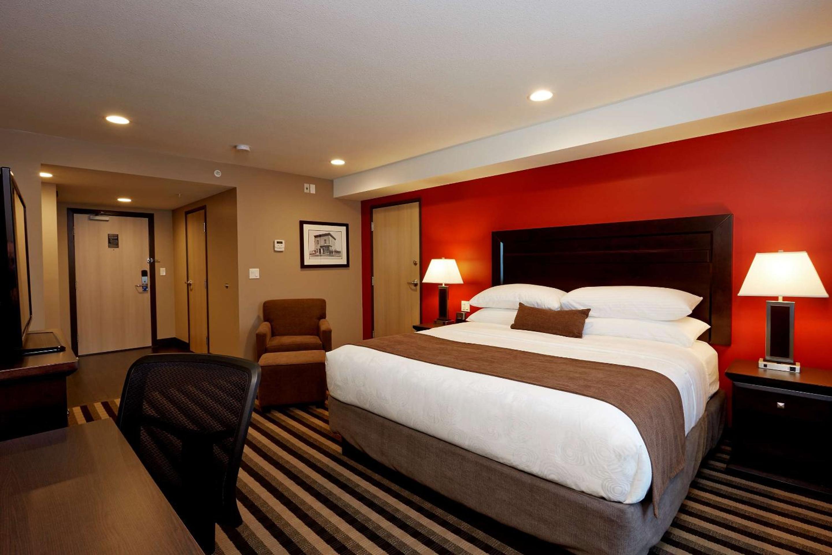 King Suite - Non-Smoking photo 3