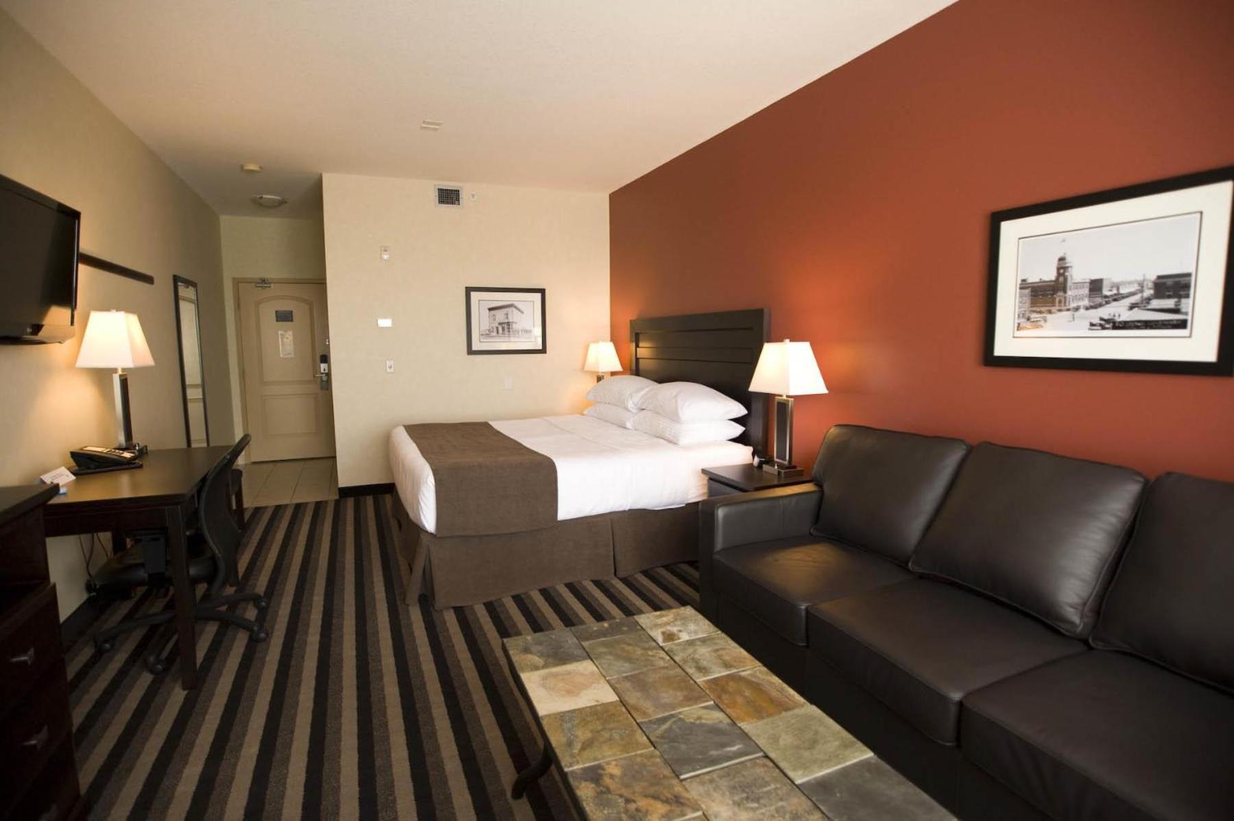King Room with Sofa - Photo 4