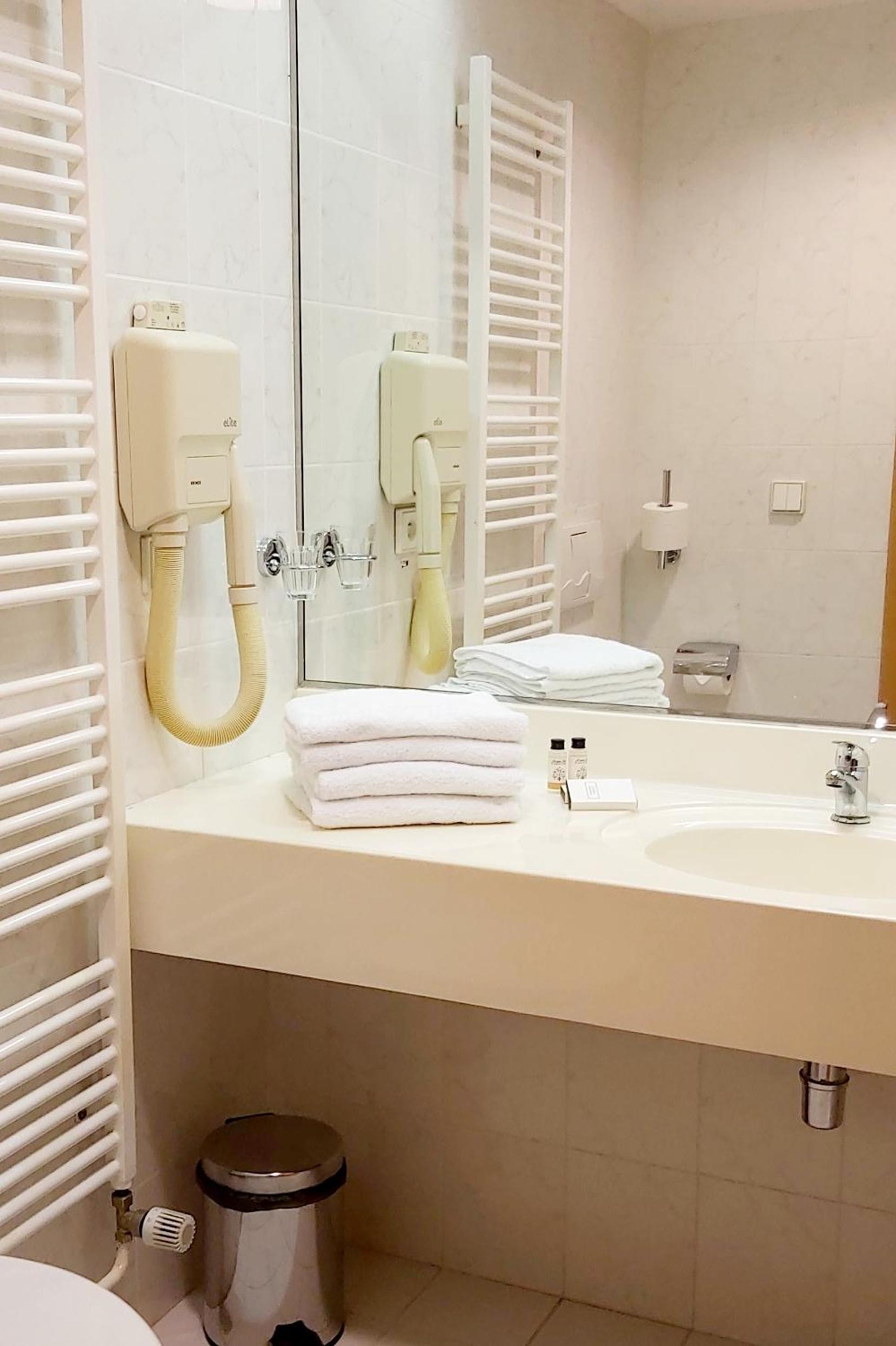 Twin Room - Photo 2