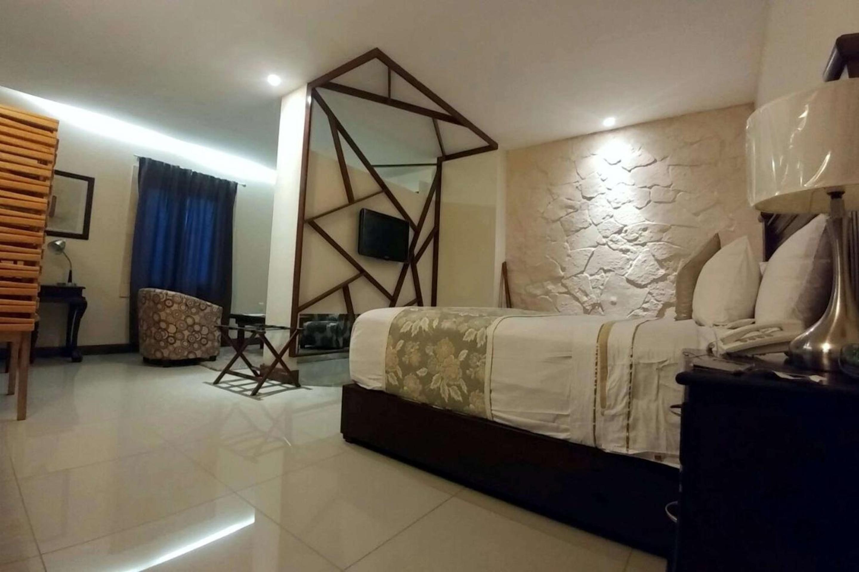 Double Room with Double Bed - Non-Smoking - Photo 8