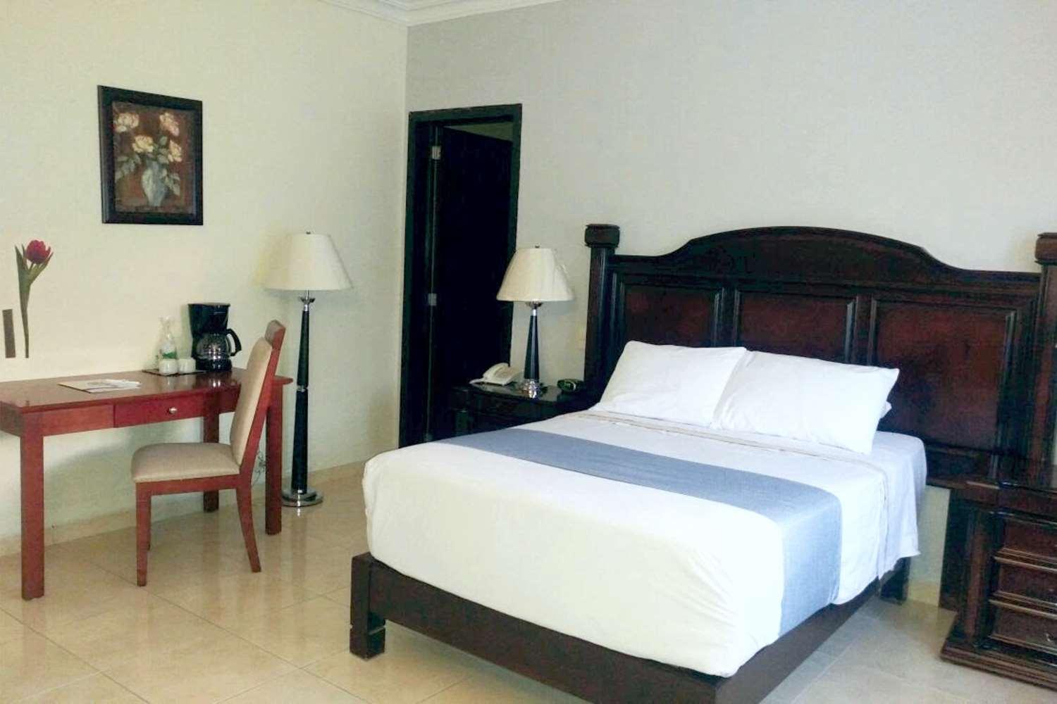 Double Room with Double Bed - Non-Smoking - Photo 4