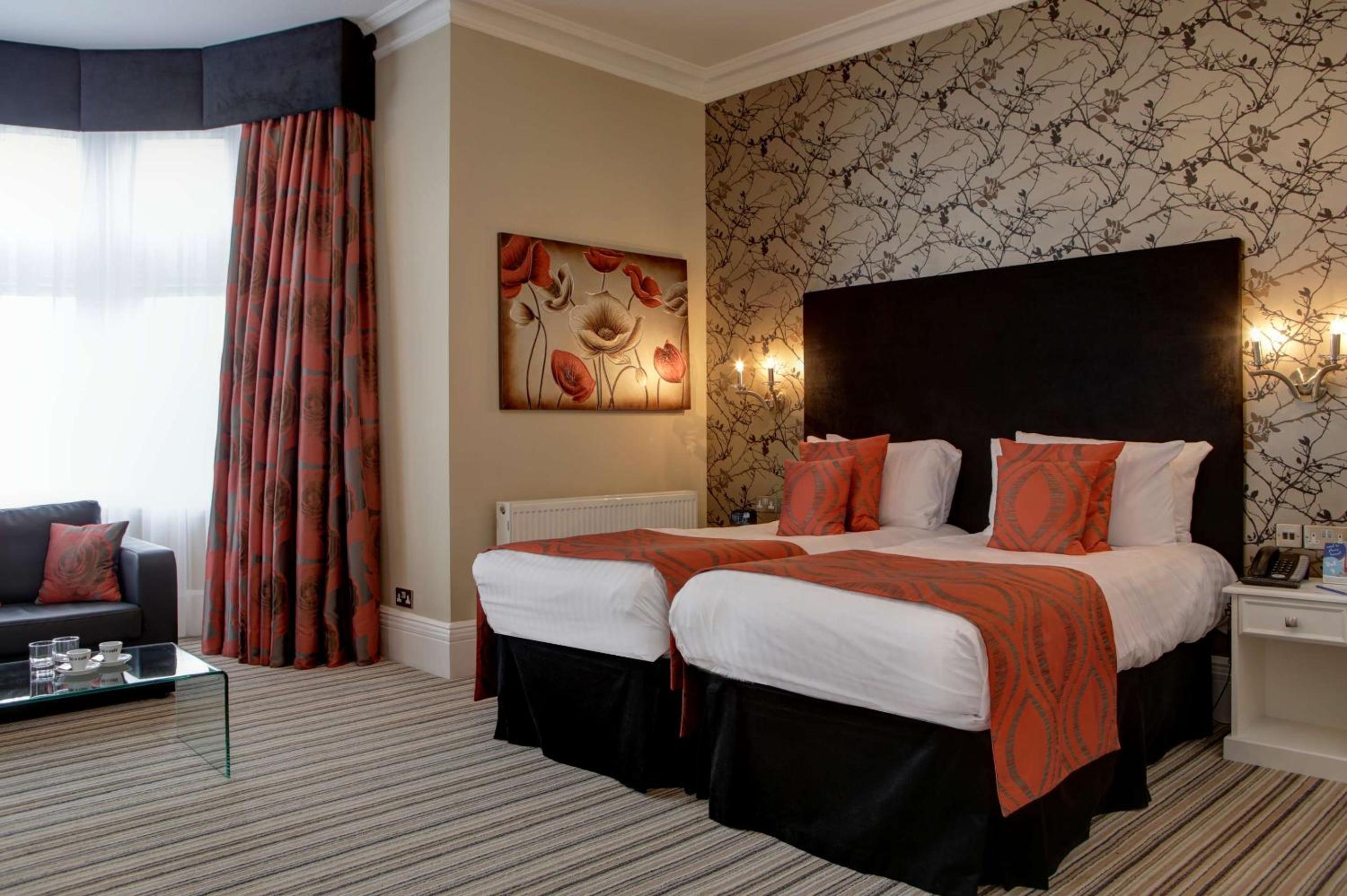 Superior Twin Room with Sofa bed and Partial View - Non-Smoking