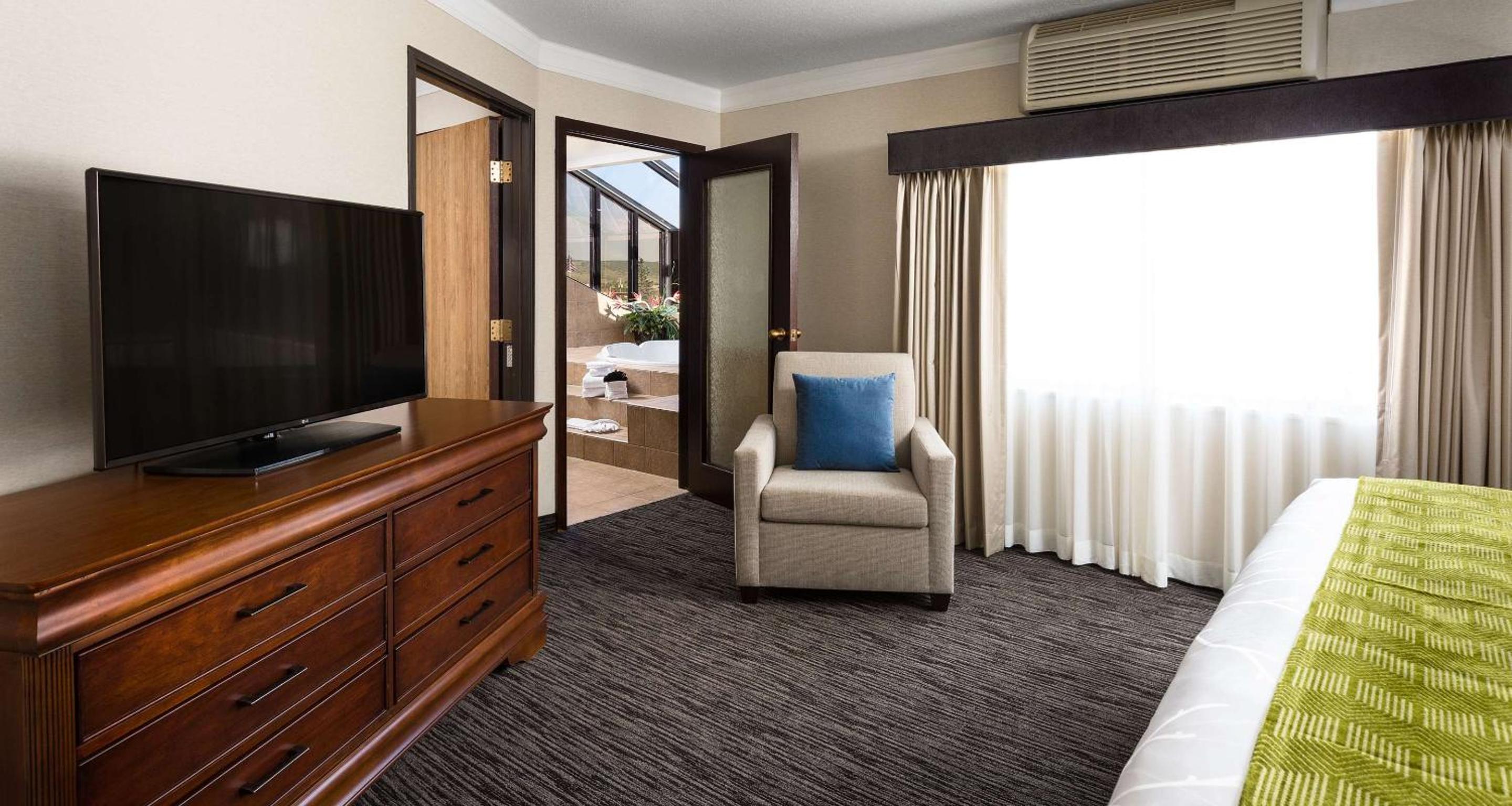 King Suite with Living Area - Photo 5