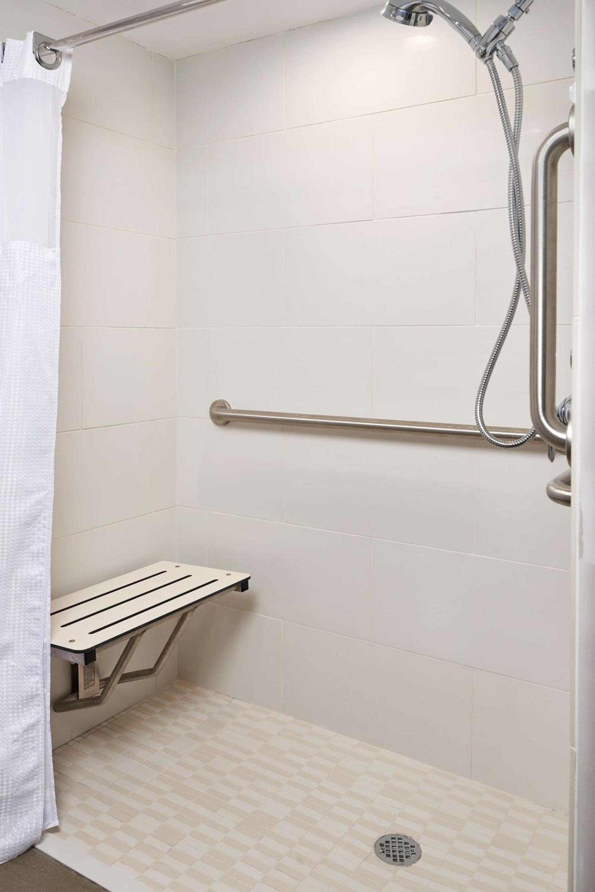 King Room with Roll-In Shower and View - Mobility Accessible/Non-Smoking photo 2