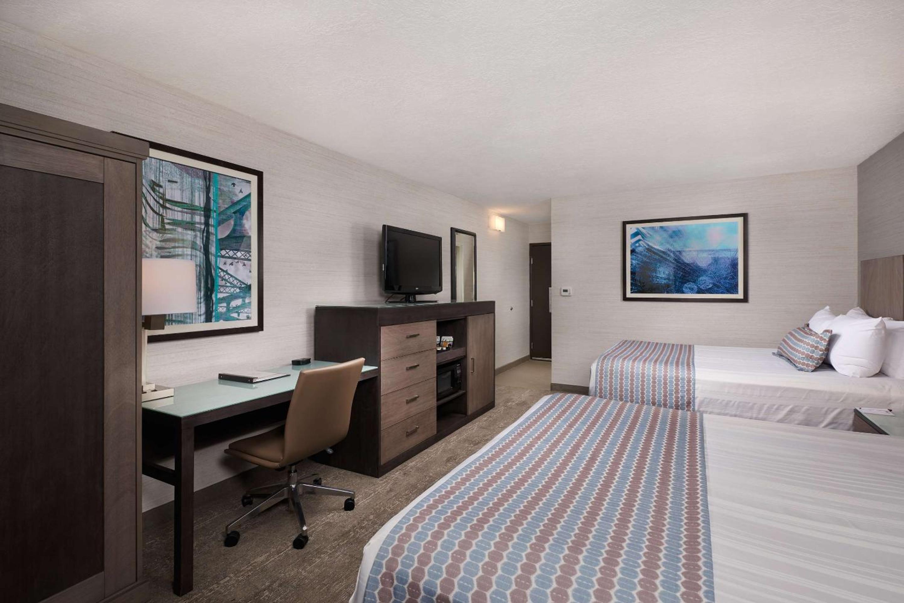 Queen Room with Two Queen Beds with Ocean View and Bath Tub - Disability Access photo 3