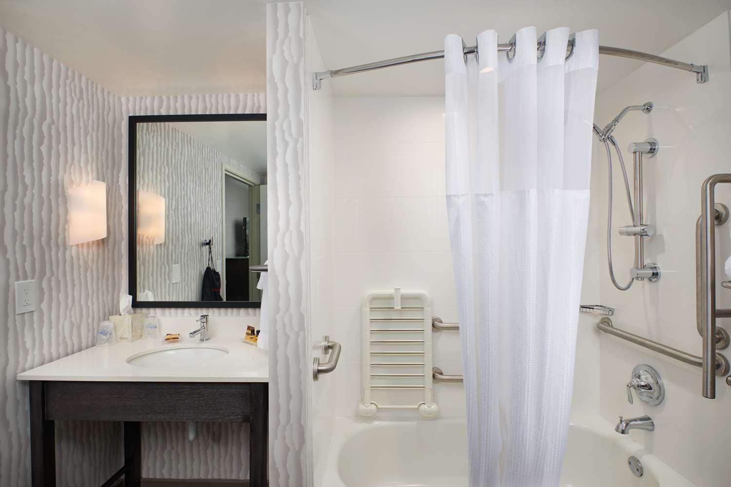 Queen Room - Mobility Accessible/Non-Smoking photo 2
