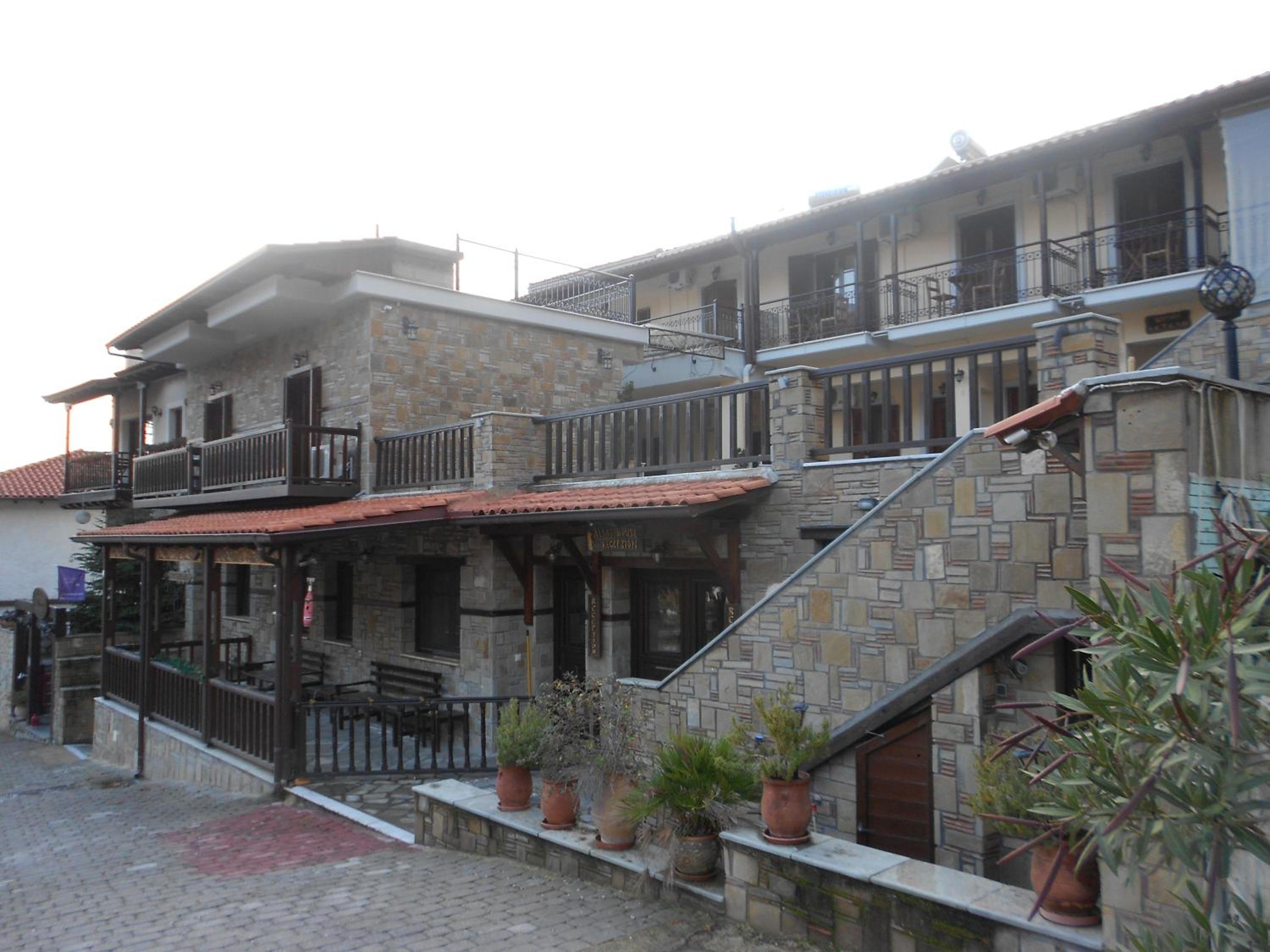 Quadruple Room with Balcony and Meteora View - Photo 4