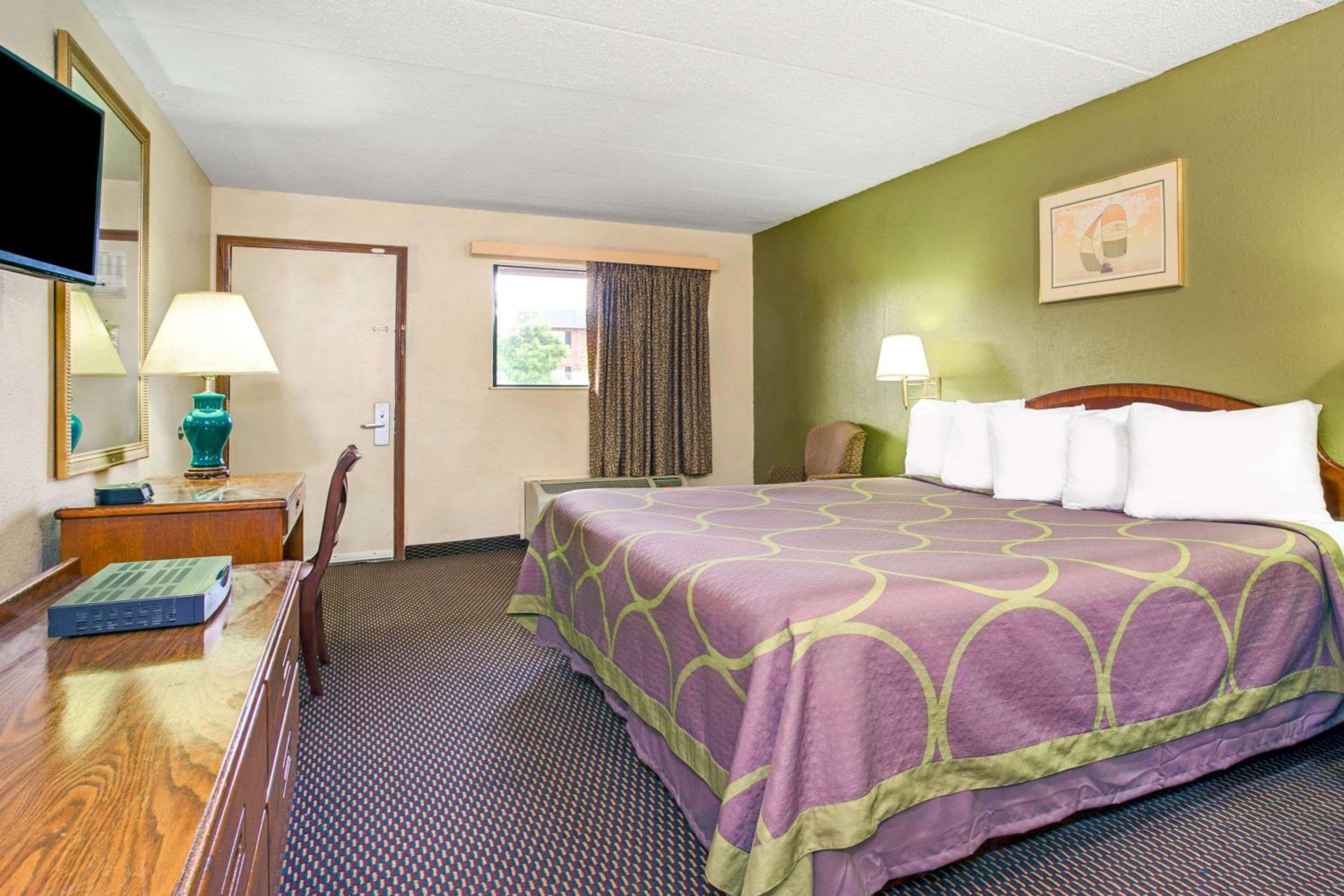 King Room - Non-Smoking - Photo 7