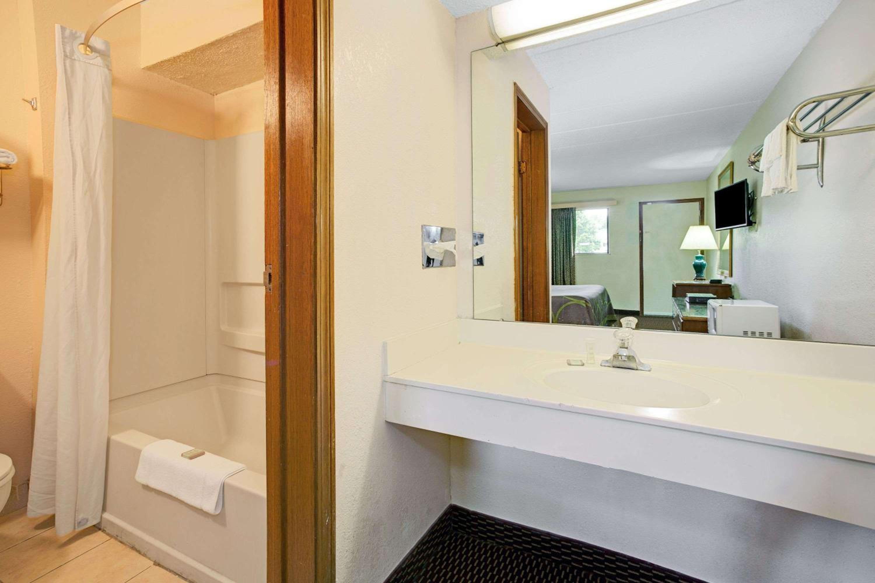 King Room - Non-Smoking - Photo 6