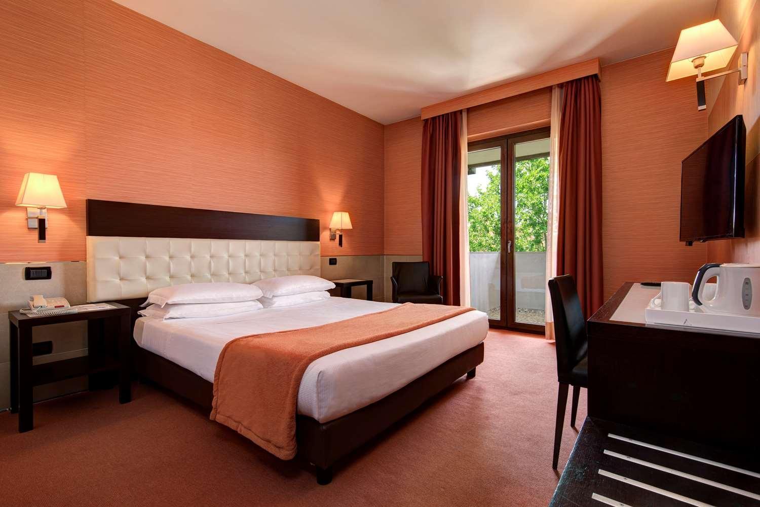 Standard King Room - Photo 11