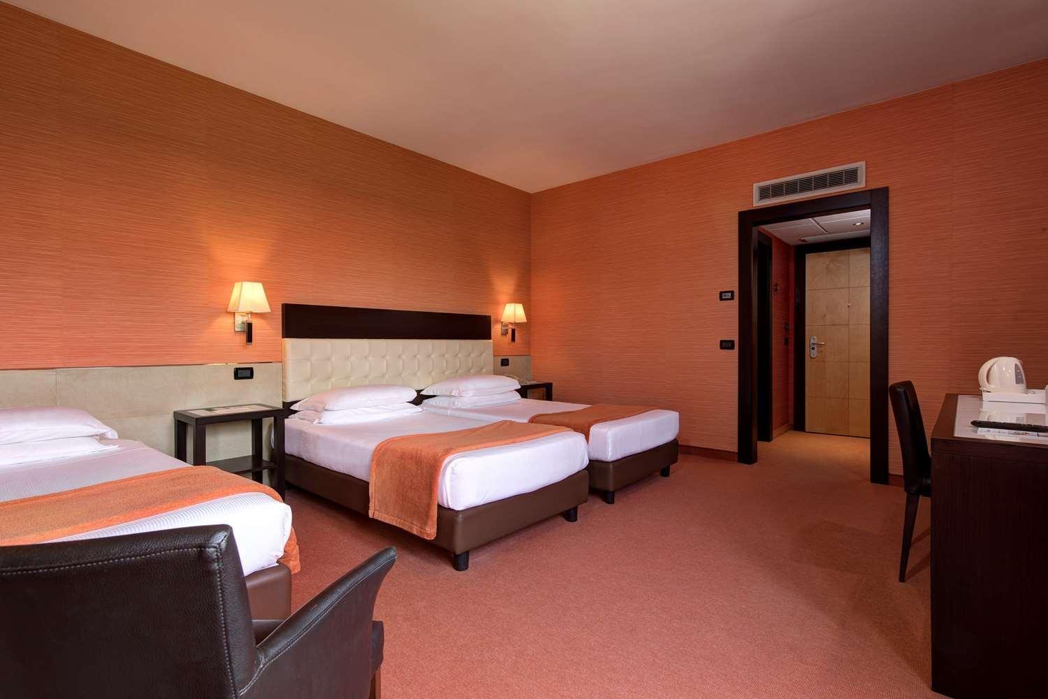 Standard King Room with Single Bed - Photo 7