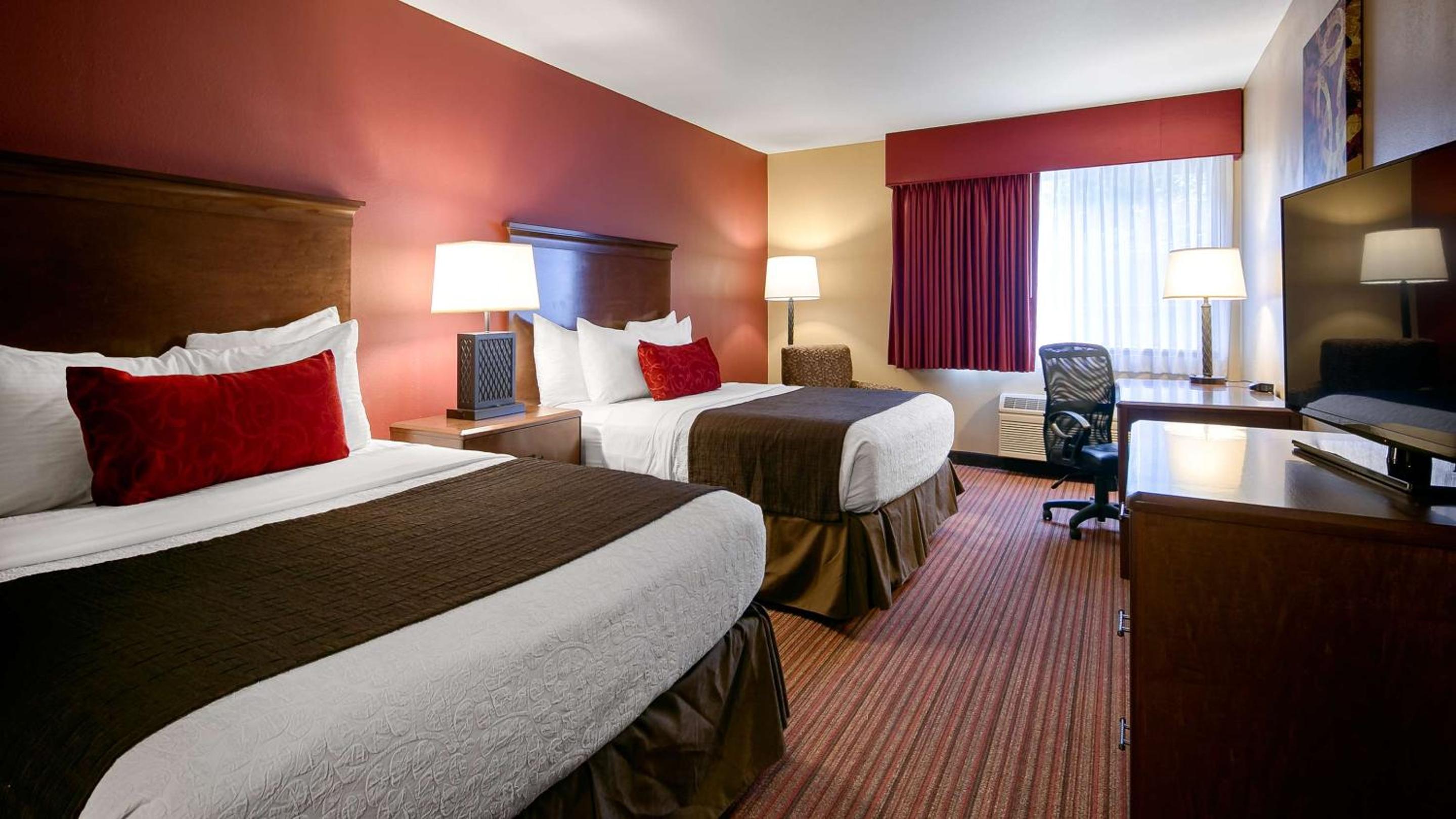 Queen Room with Two Queen Beds and Walk-In Shower - Disability Access/Non-Smoking - Photo 4