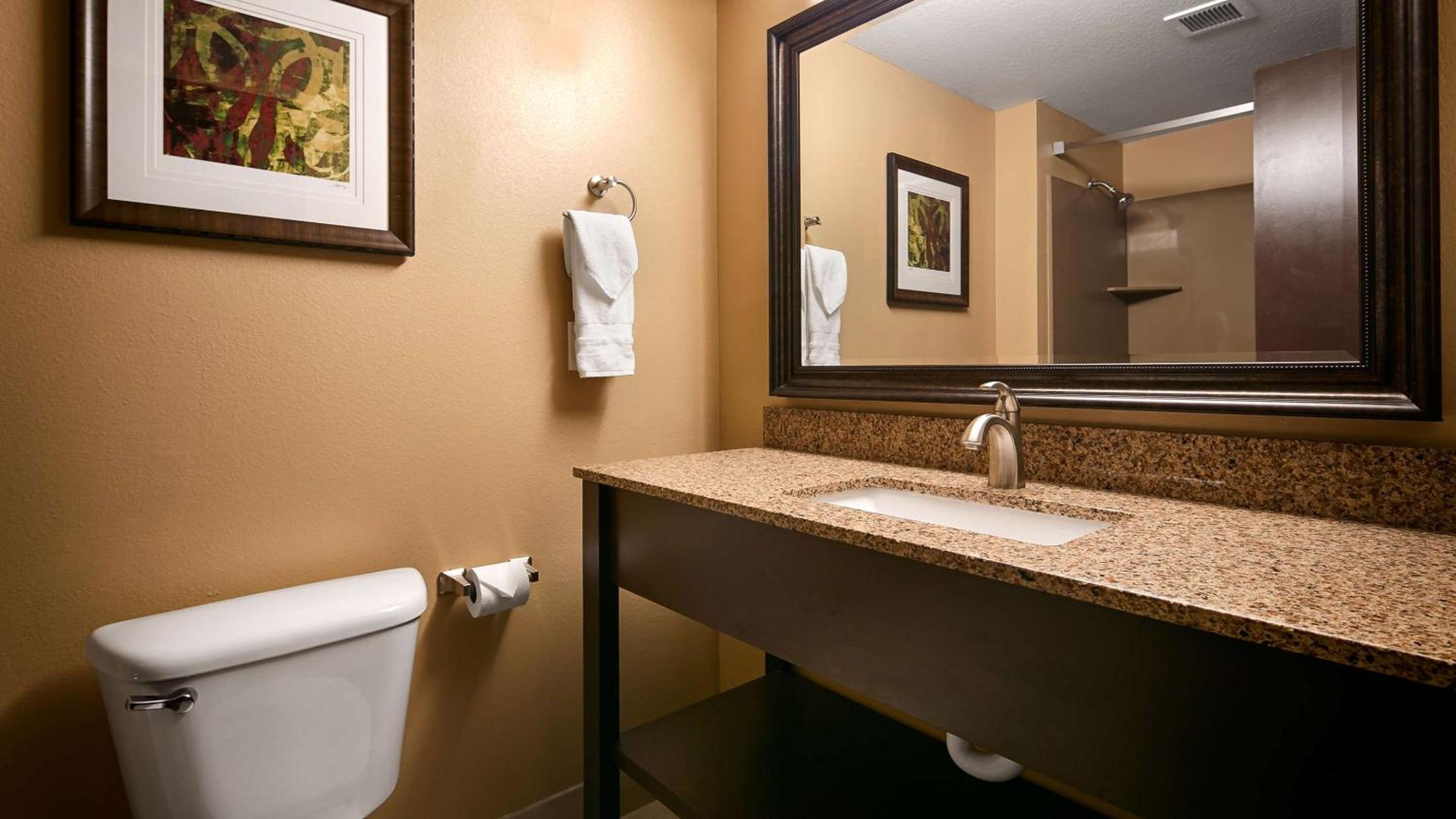 Queen Suite with Sofa Bed - Photo 8