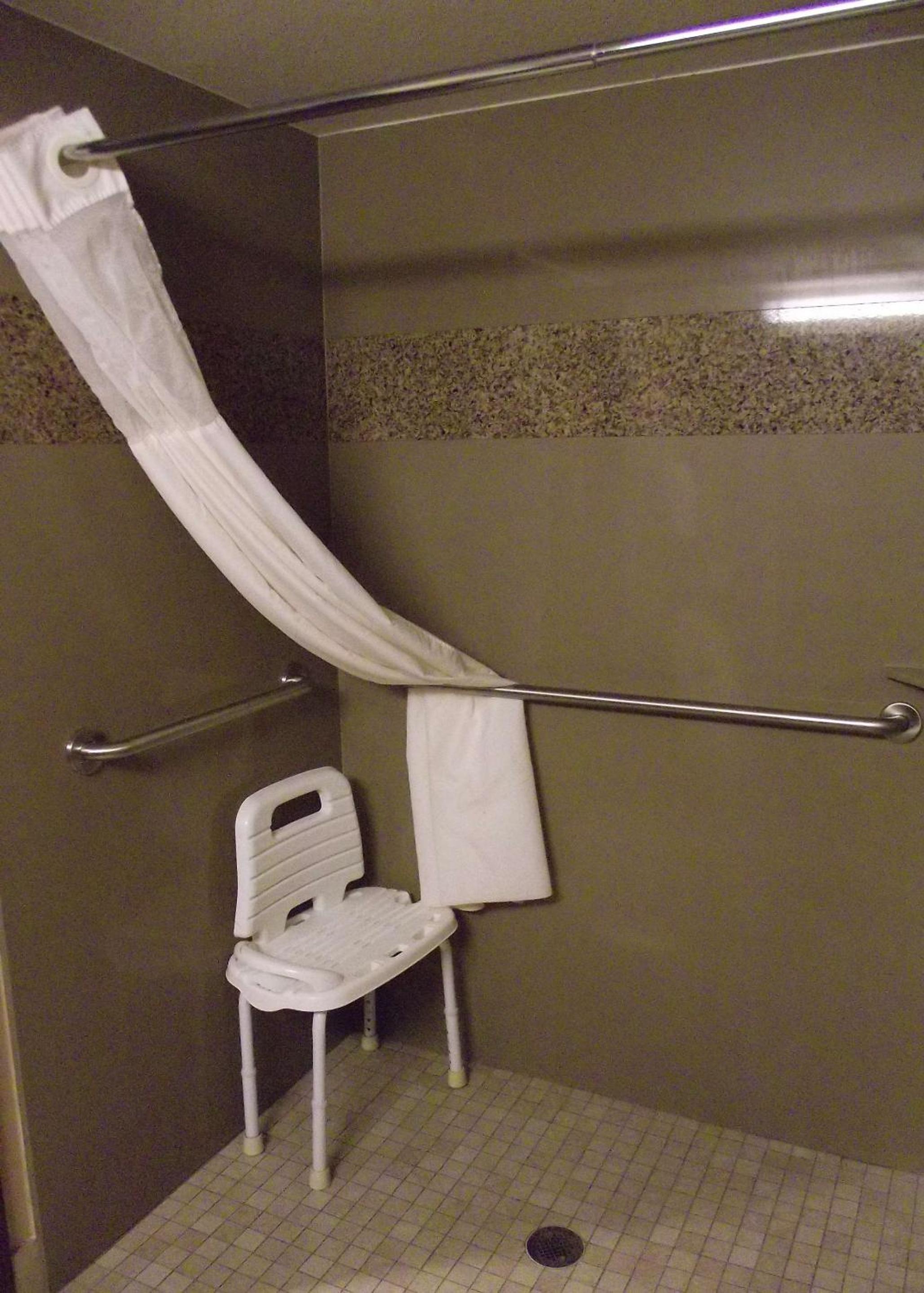 Queen Room with Two Queen Beds and Walk-In Shower - Disability Access/Non-Smoking - Photo 3