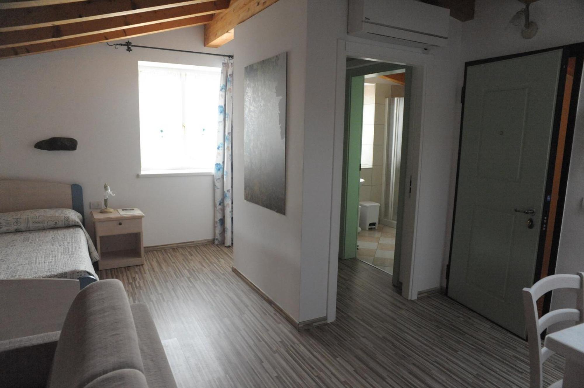 Studio (2 Adults) - Attic