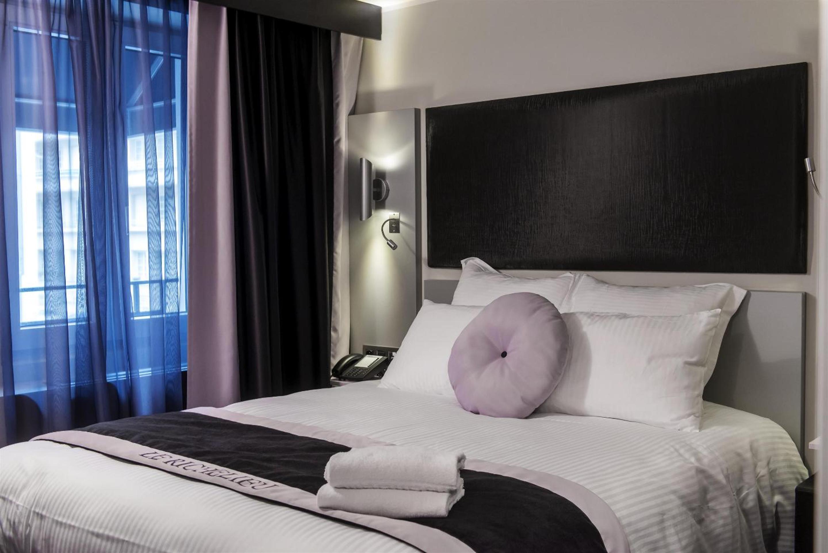 Standard Queen Room with Queen Bed Balcony Side photo 2