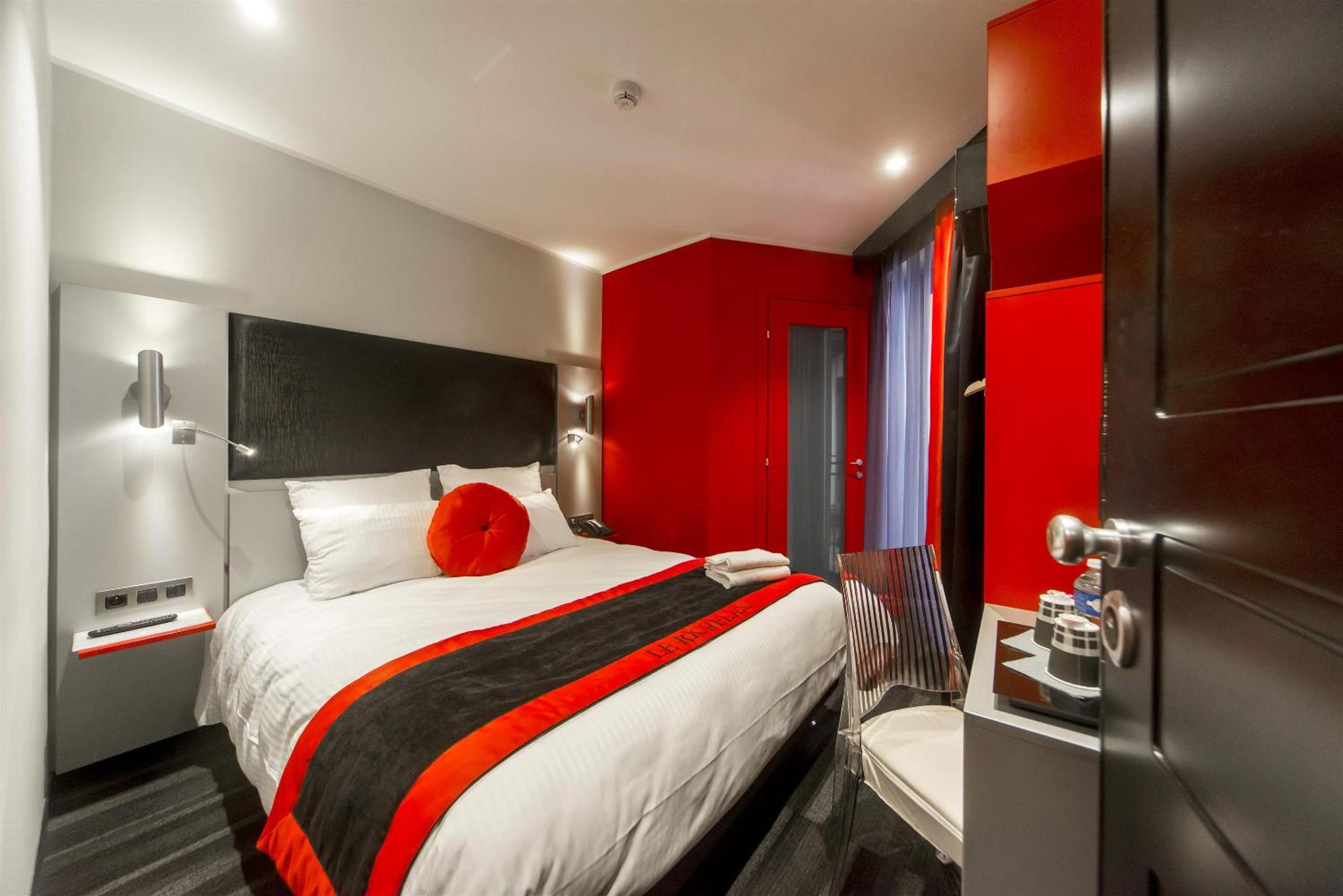 Standard Queen Room with Queen Bed Balcony Side photo 3