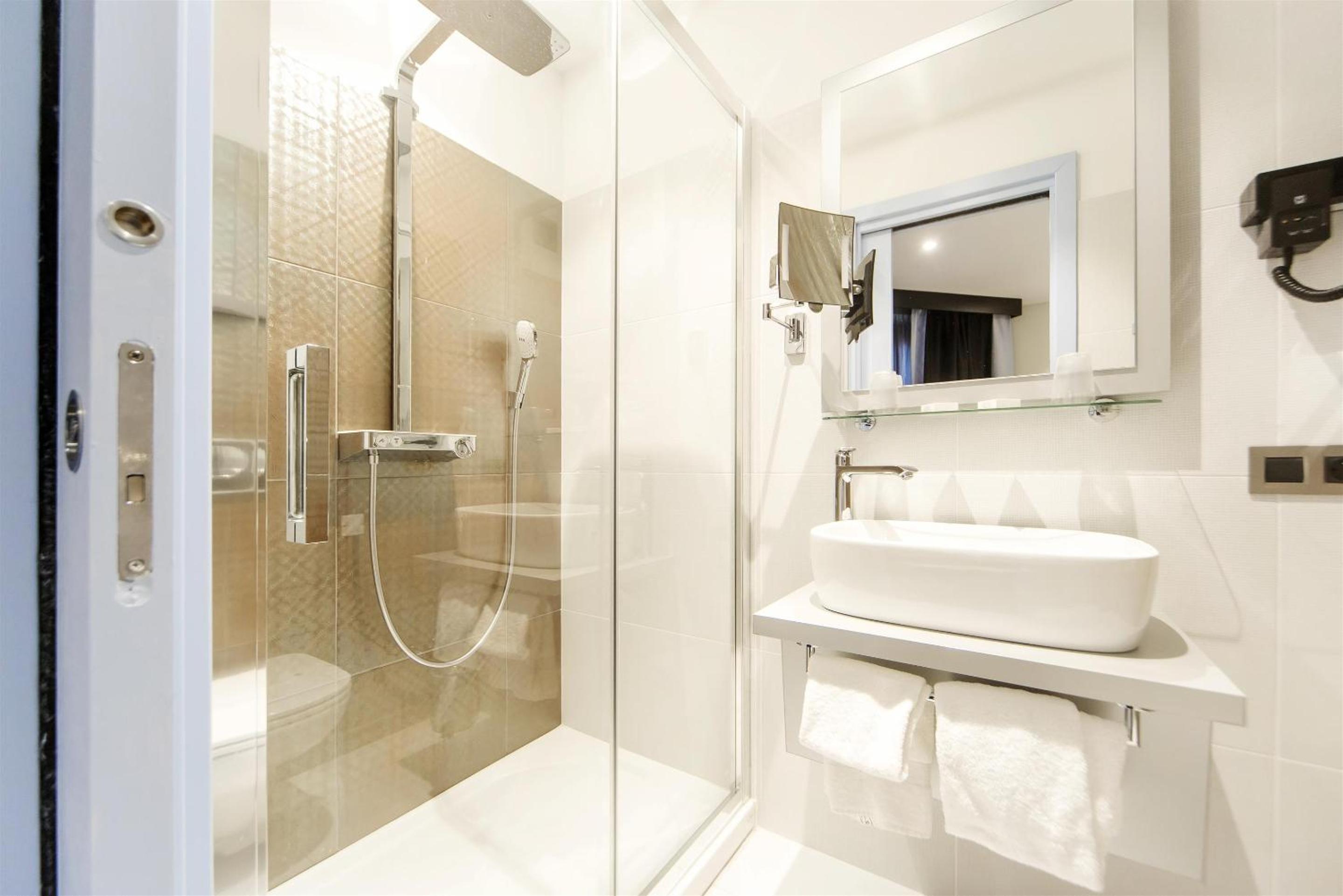Superior Double Room with Two Single Beds and Balcony - Photo 5