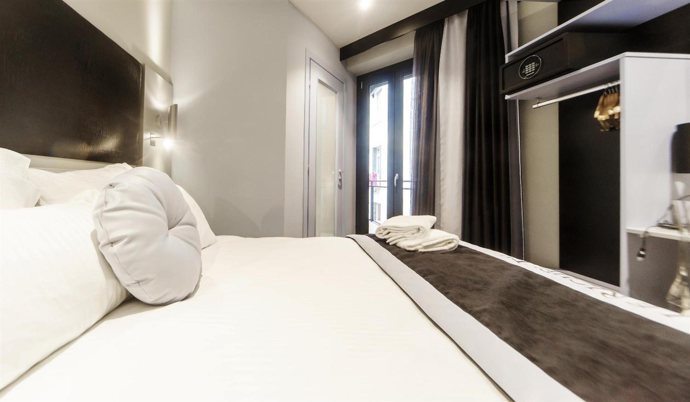 Standard Single Room with Double Bed Train Side photo 3