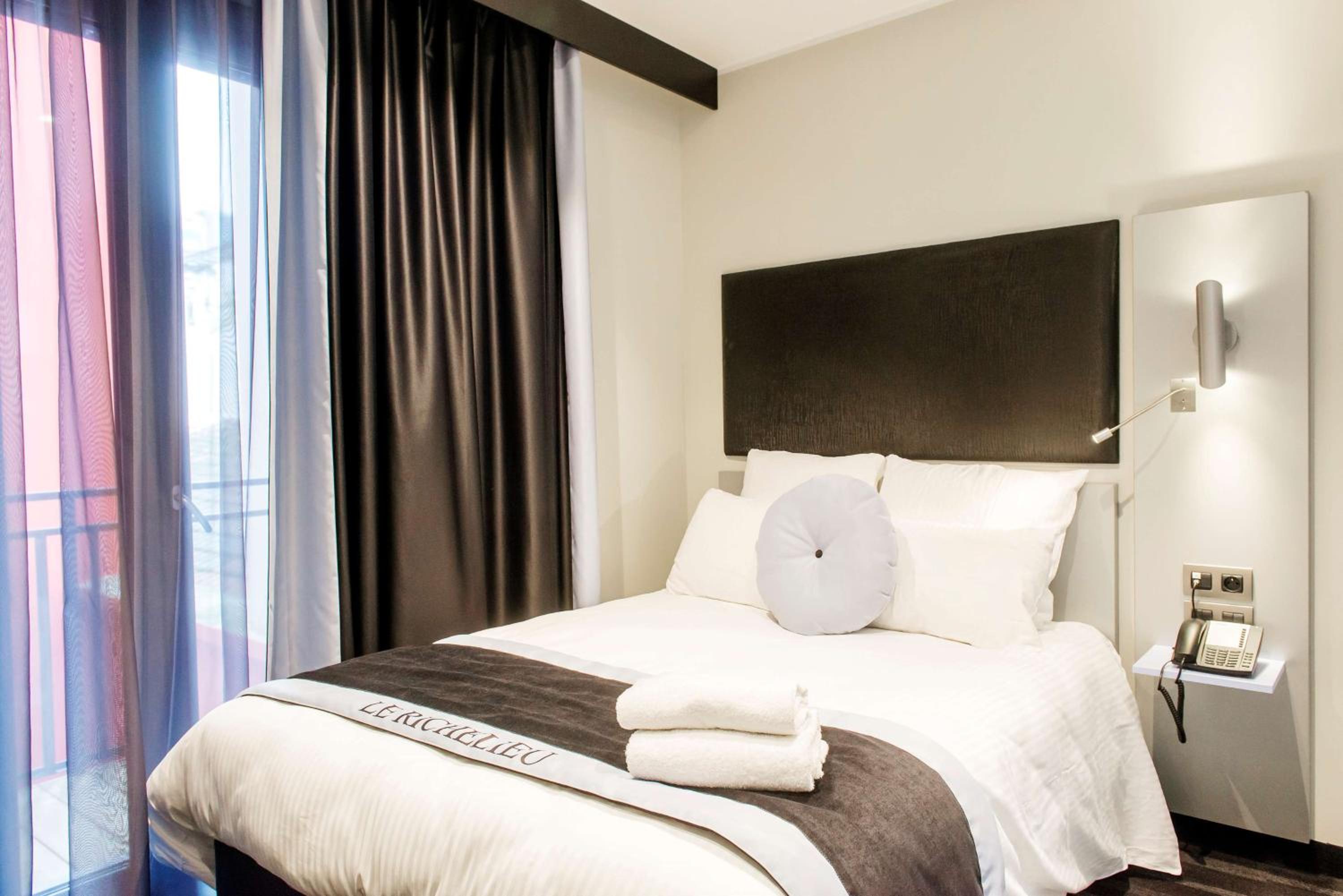 Standard Single Room with Double Bed Train Side photo 1