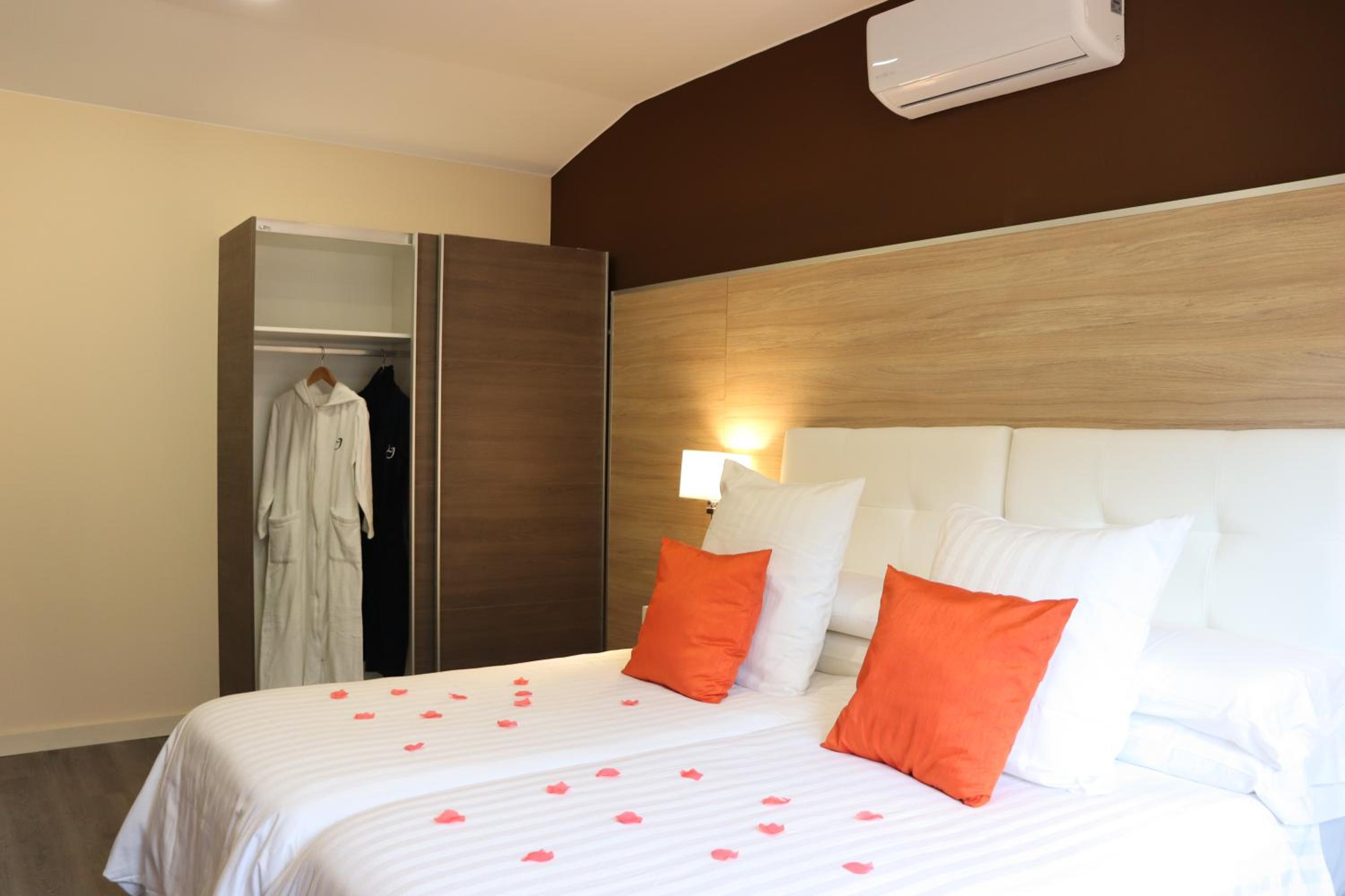 Double Room - Photo 6