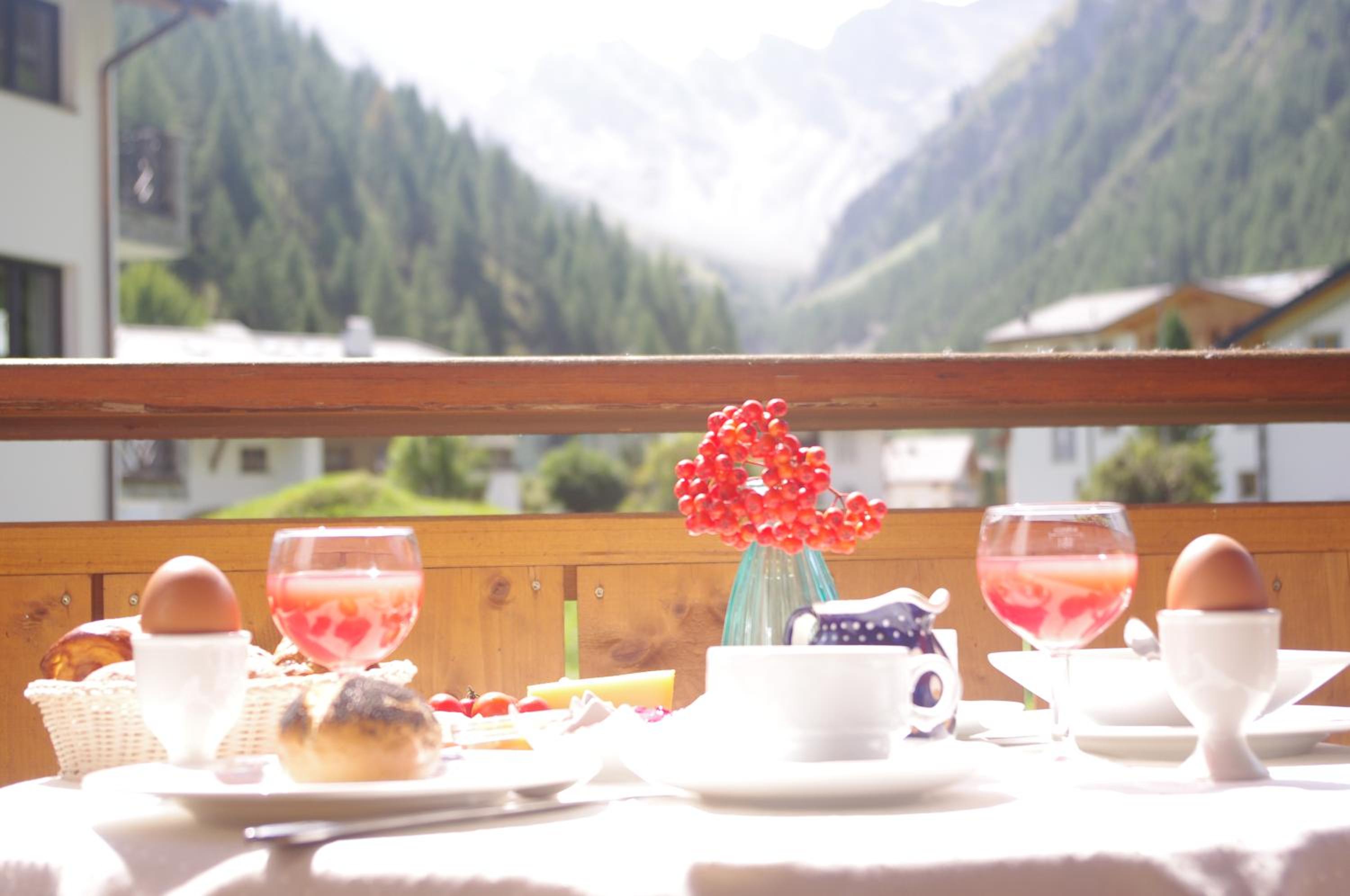 Large Double Room with Balcony and Mountain View photo 3