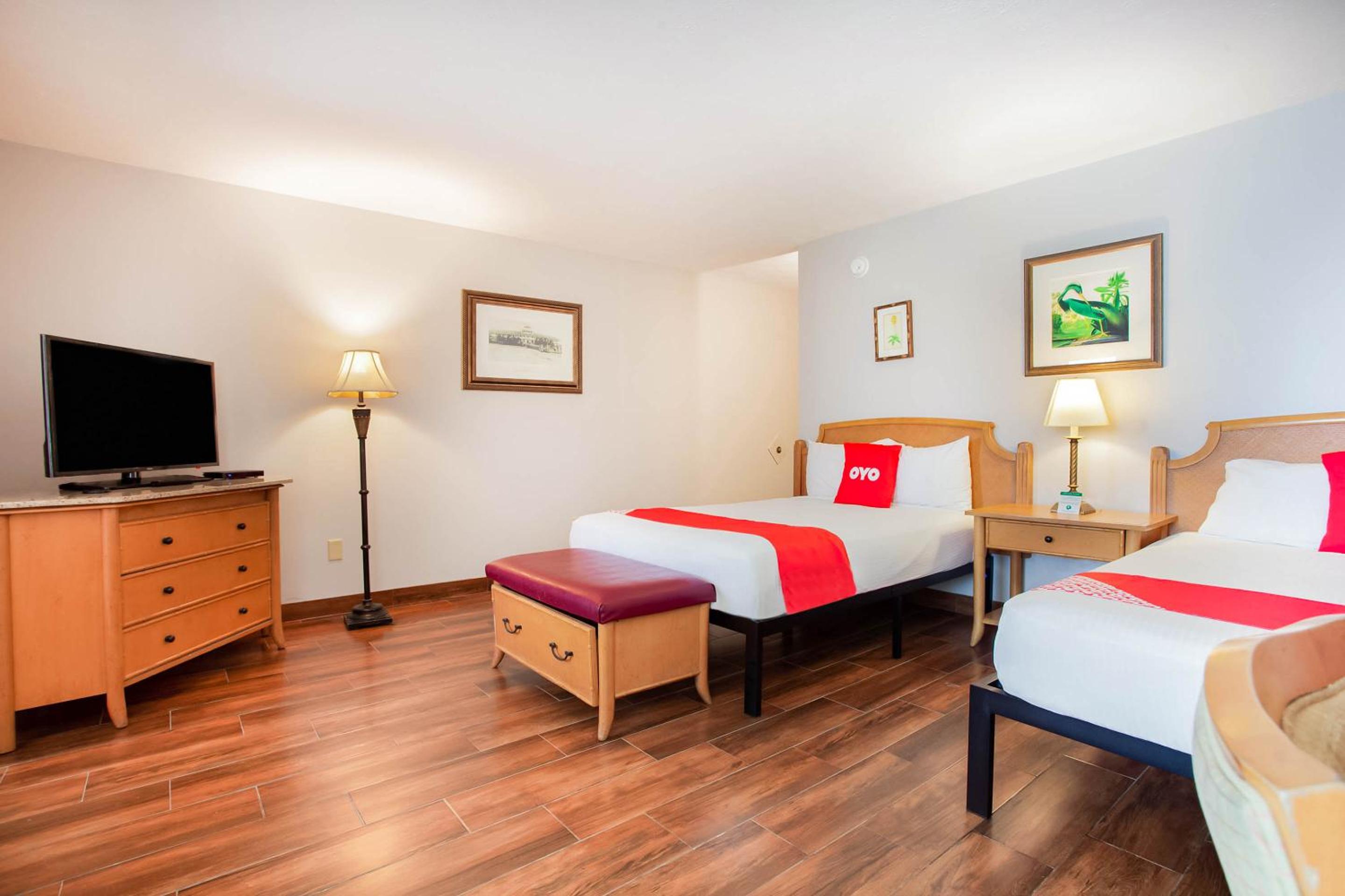 Queen Room with Two Queen Beds - Photo 4