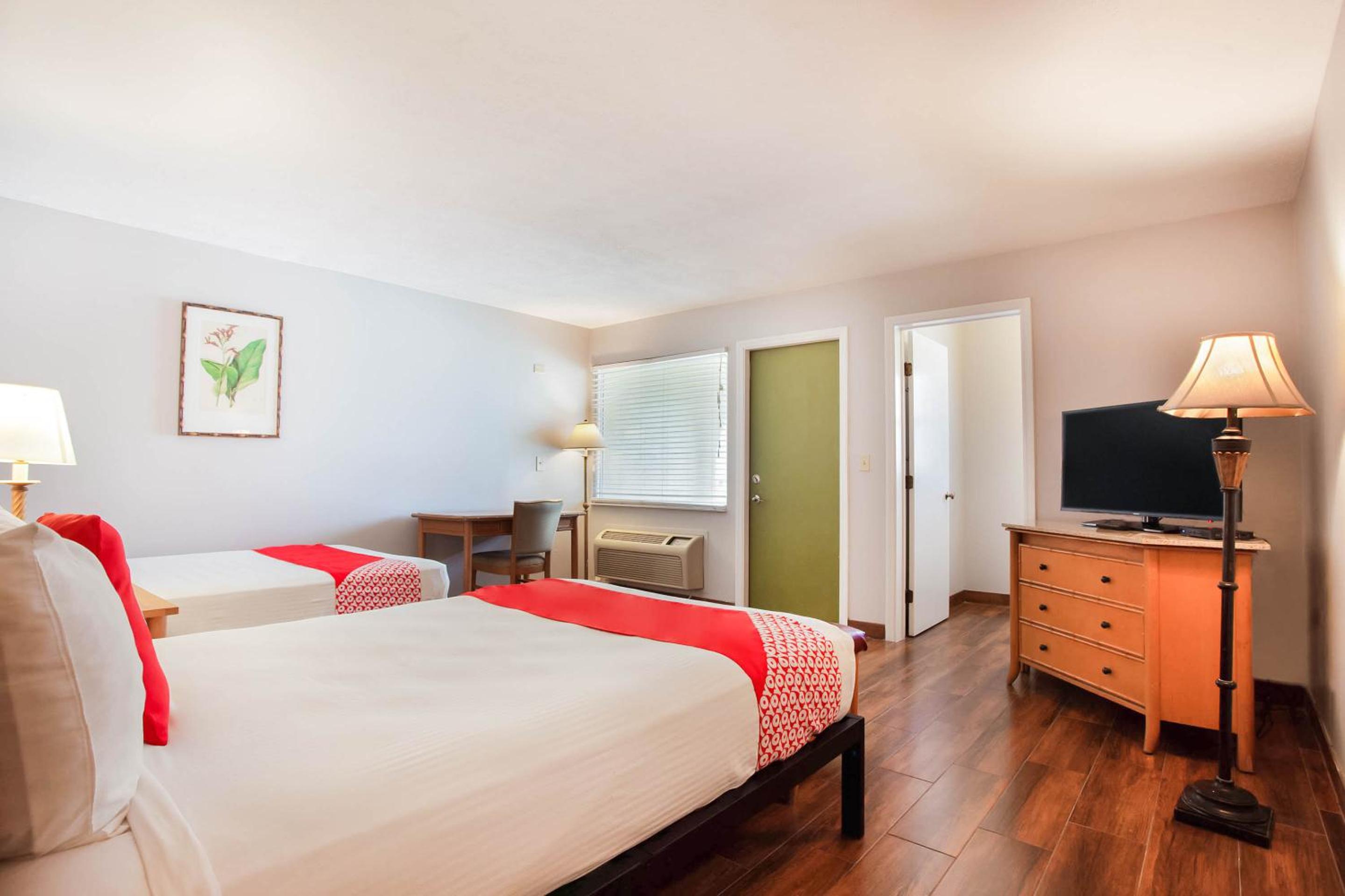 Queen Room with Two Queen Beds - Photo 5