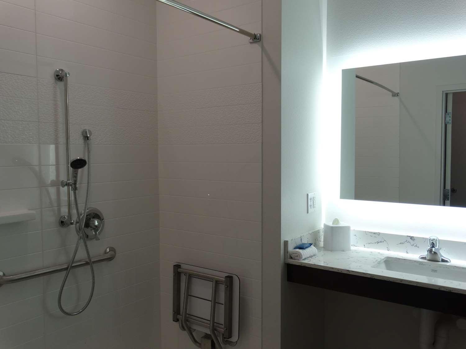 Queen Suite with Two Queen Beds - Disability Access