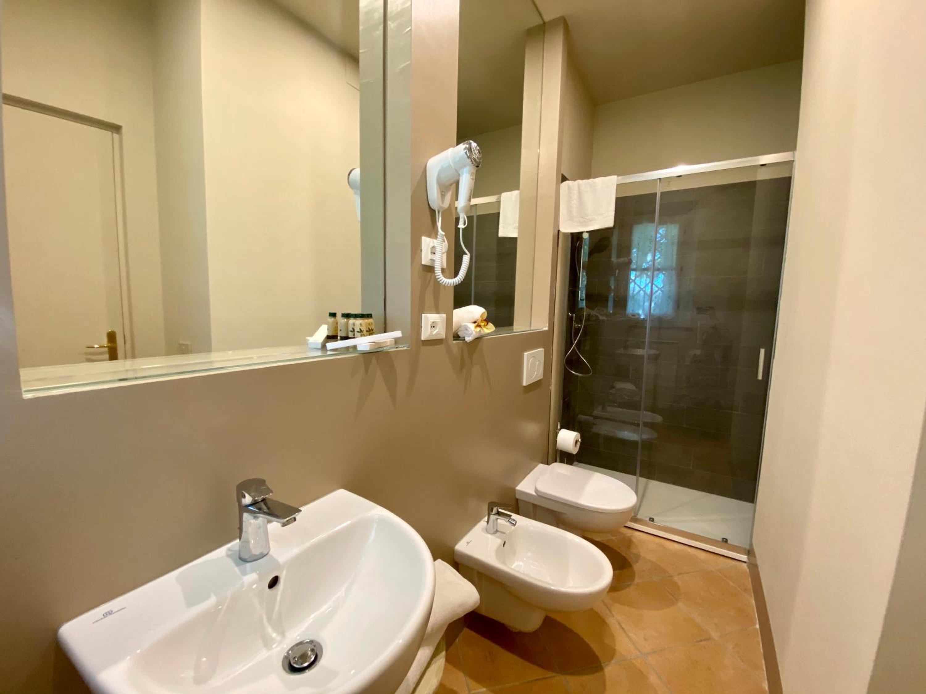 Double or Twin Room - Photo 7