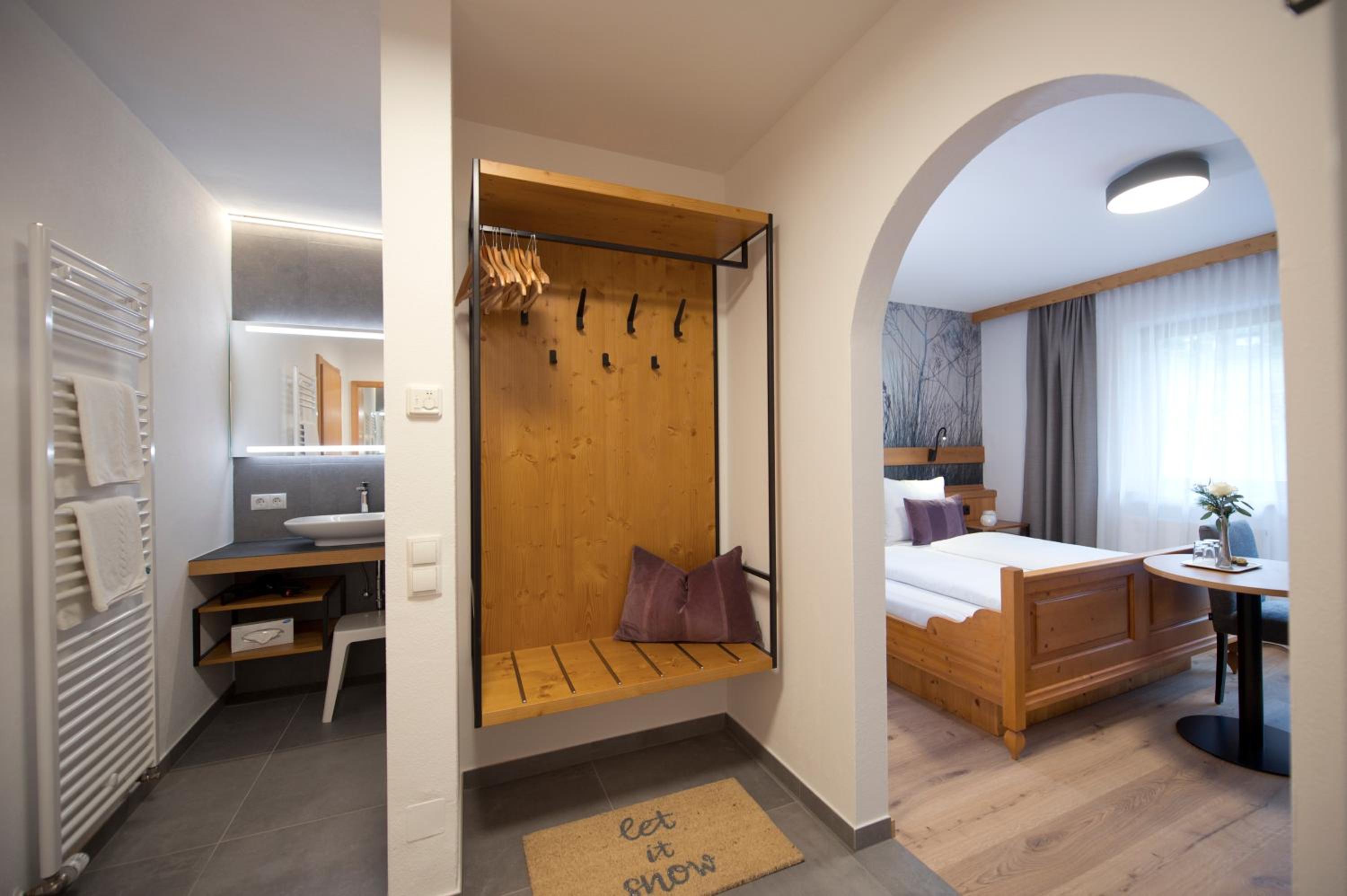 Double Room with Balcony - Photo 16