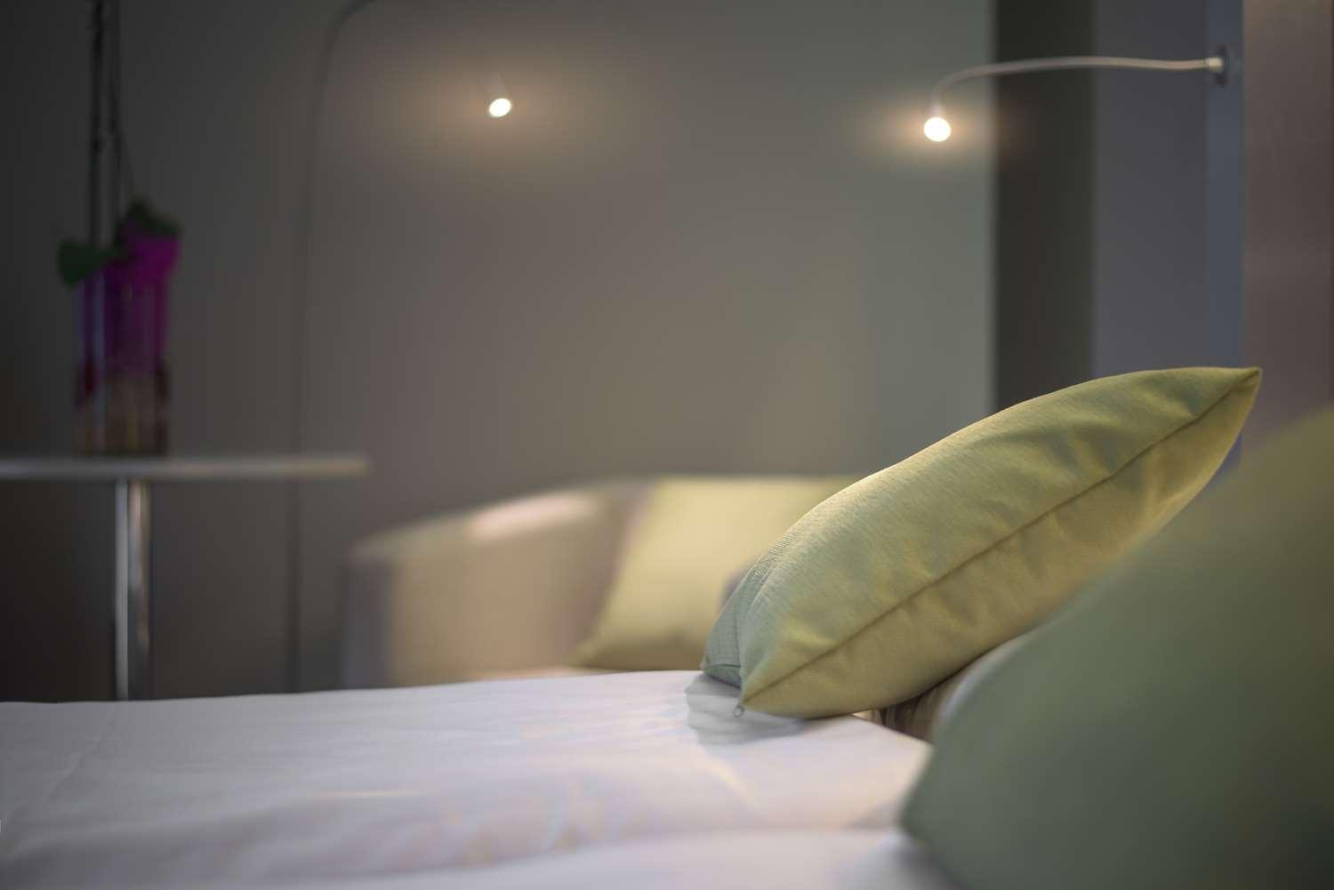 Twin Room with Two Single Beds - Non-Smoking photo 3