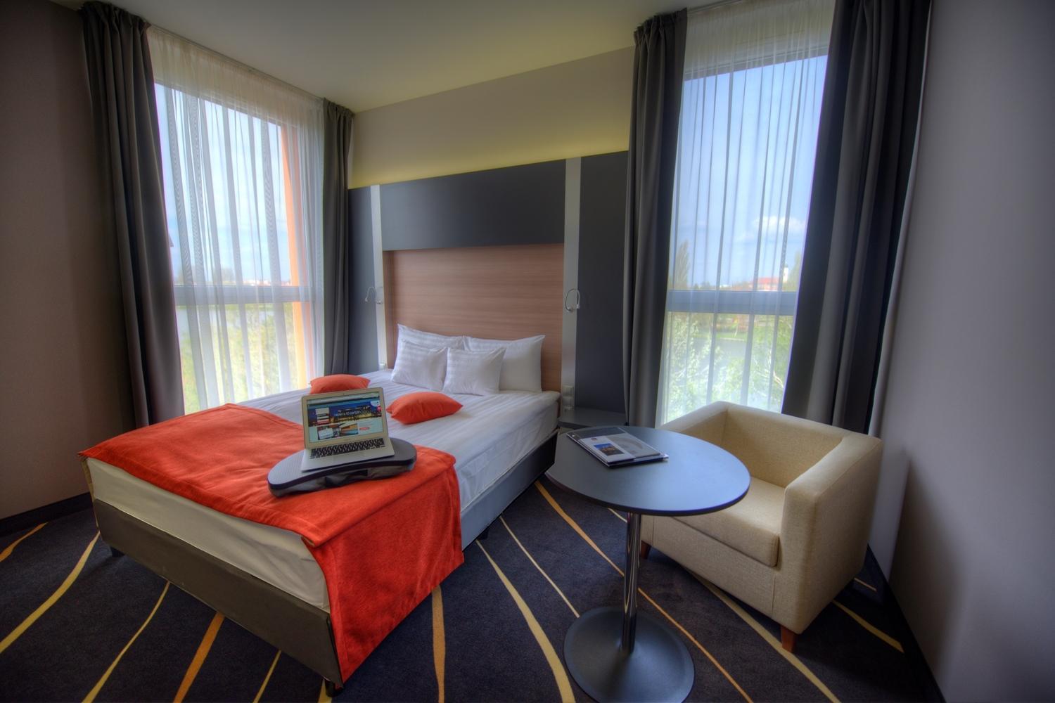 King Room with Lake View - Non-Smoking photo 1