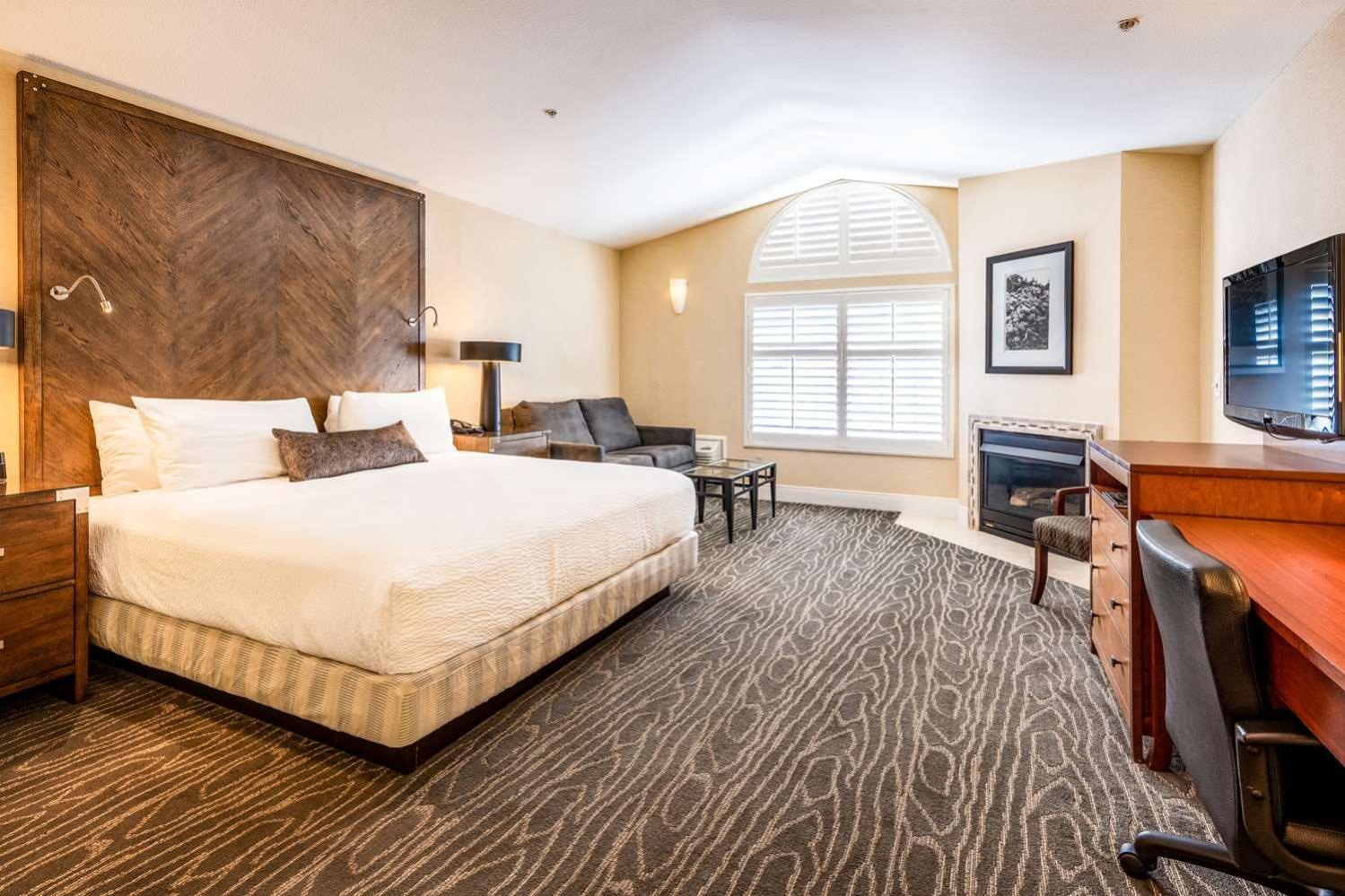 King Suite with Fireplace - Non-Smoking - Photo 7