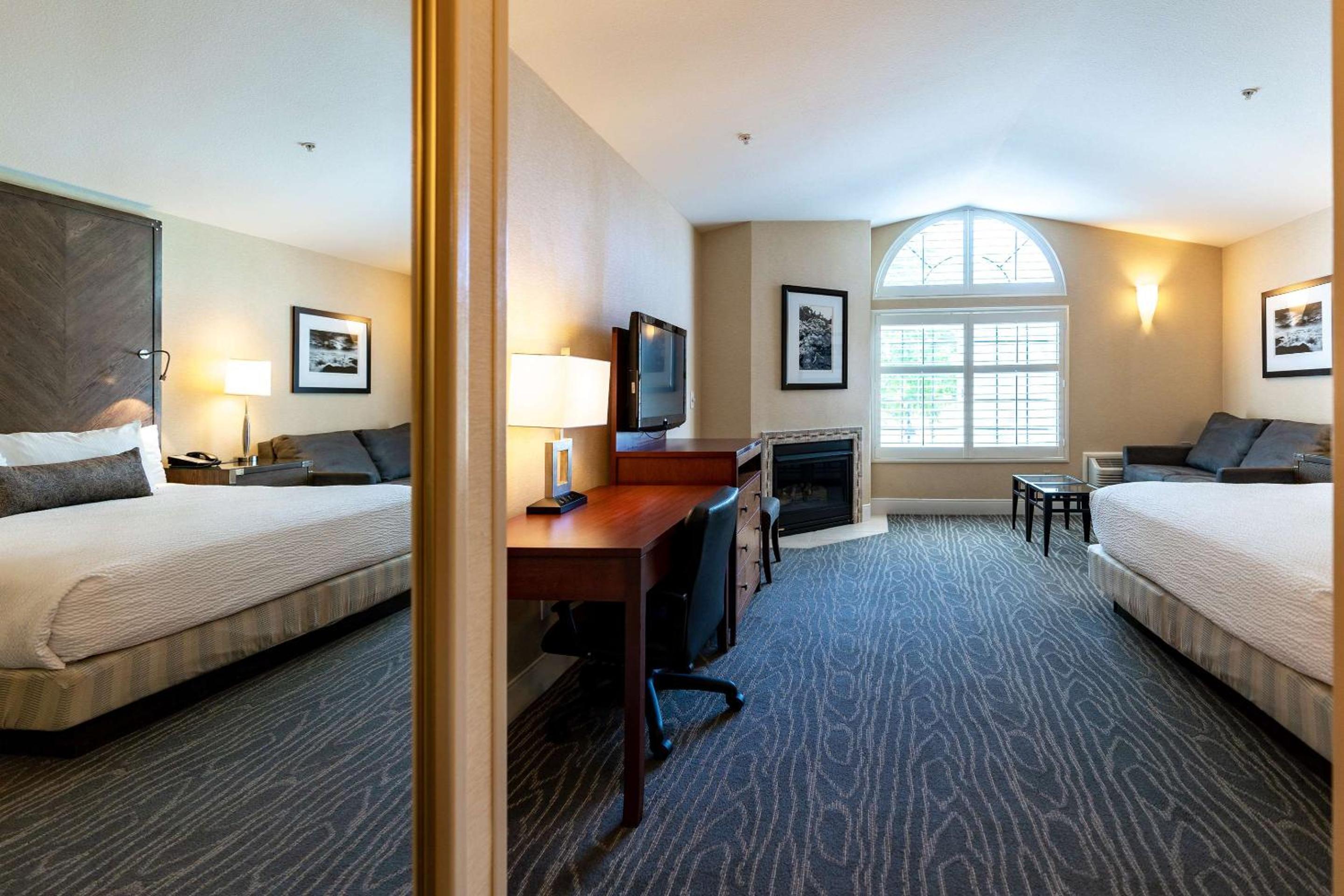 King Suite with Fireplace - Non-Smoking - Photo 6