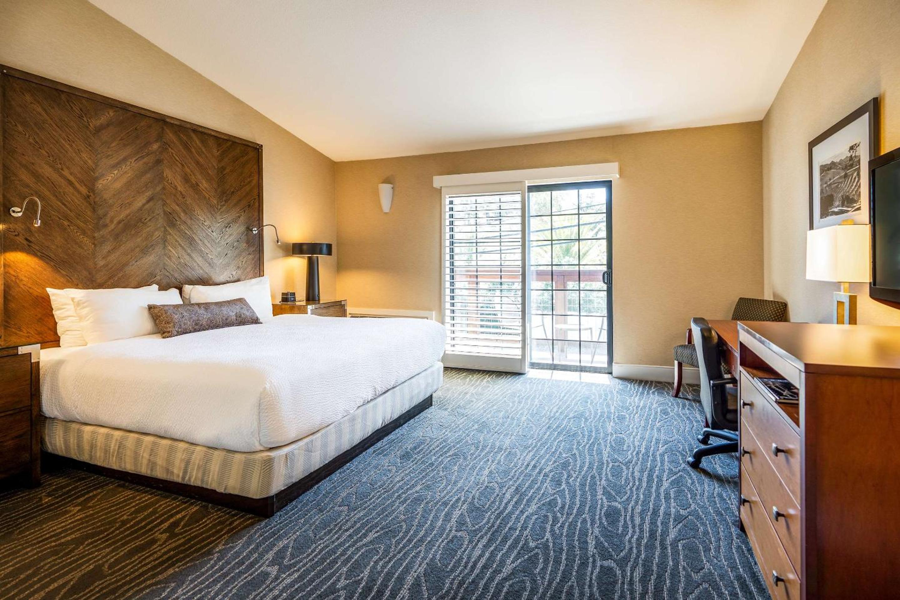 King Room with Balcony - Non-Smoking - Photo 5
