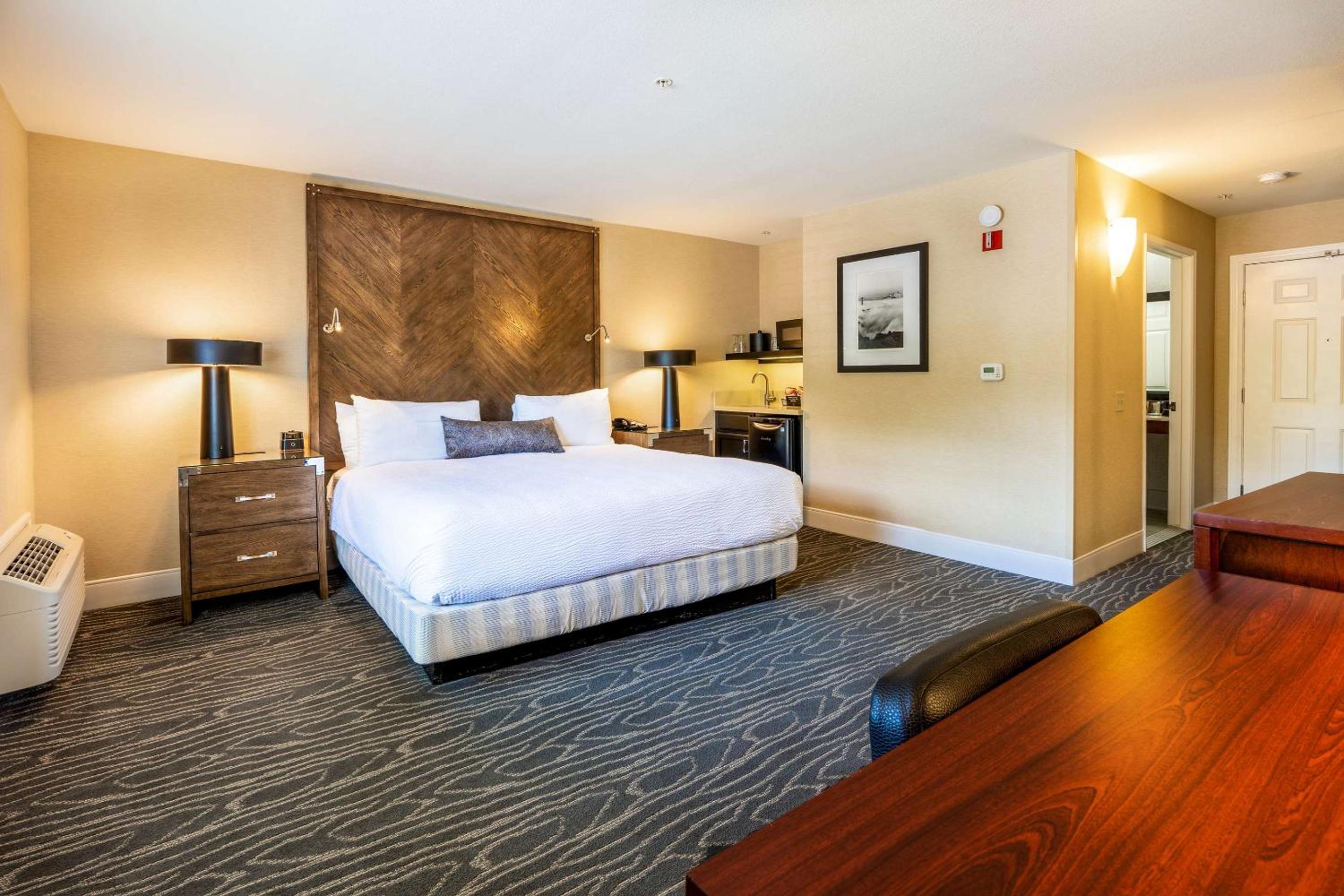 King Room with Roll-in Shower - Disability Access/Non-Smoking - Photo 7