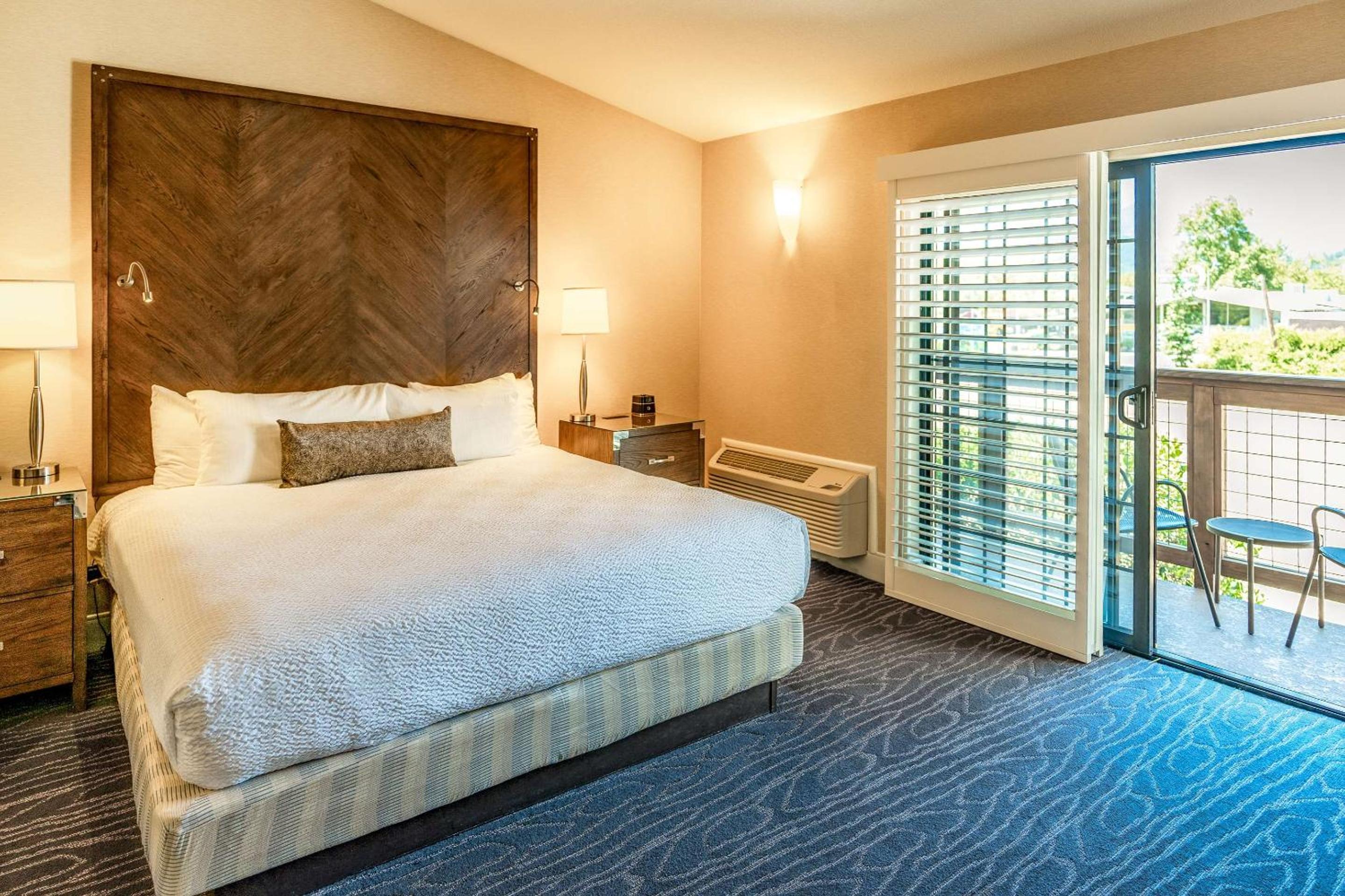 King Room with Balcony - Photo 7