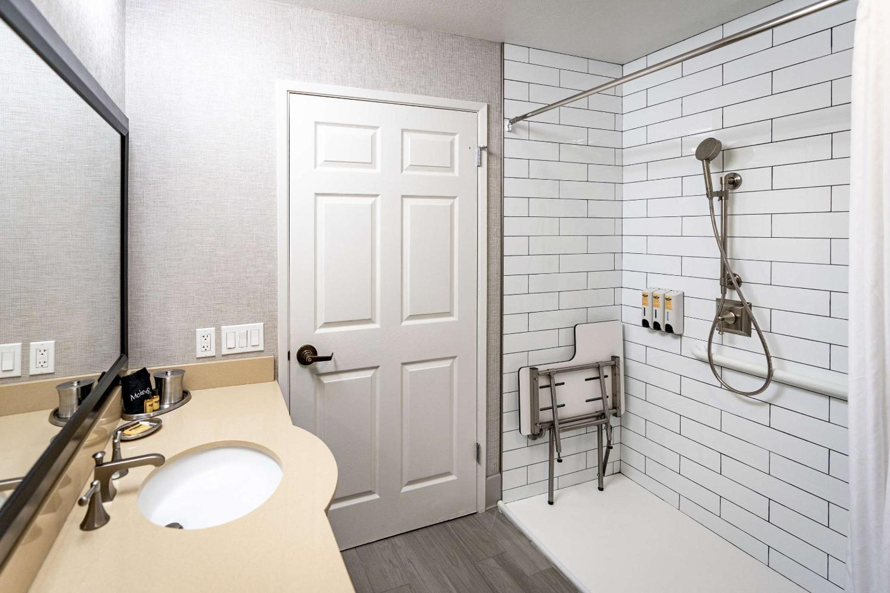 King Room with Roll-in Shower - Disability Access/Non-Smoking - Photo 4