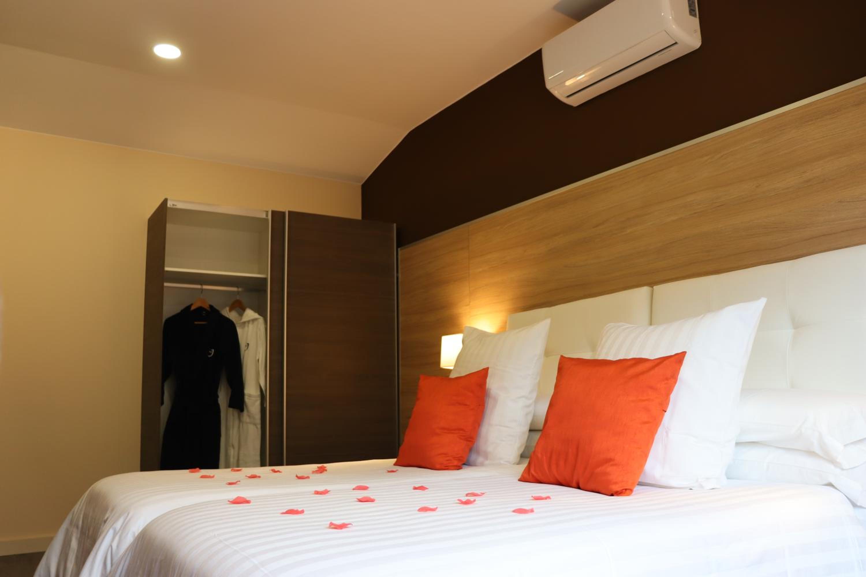 Double Room - Photo 11