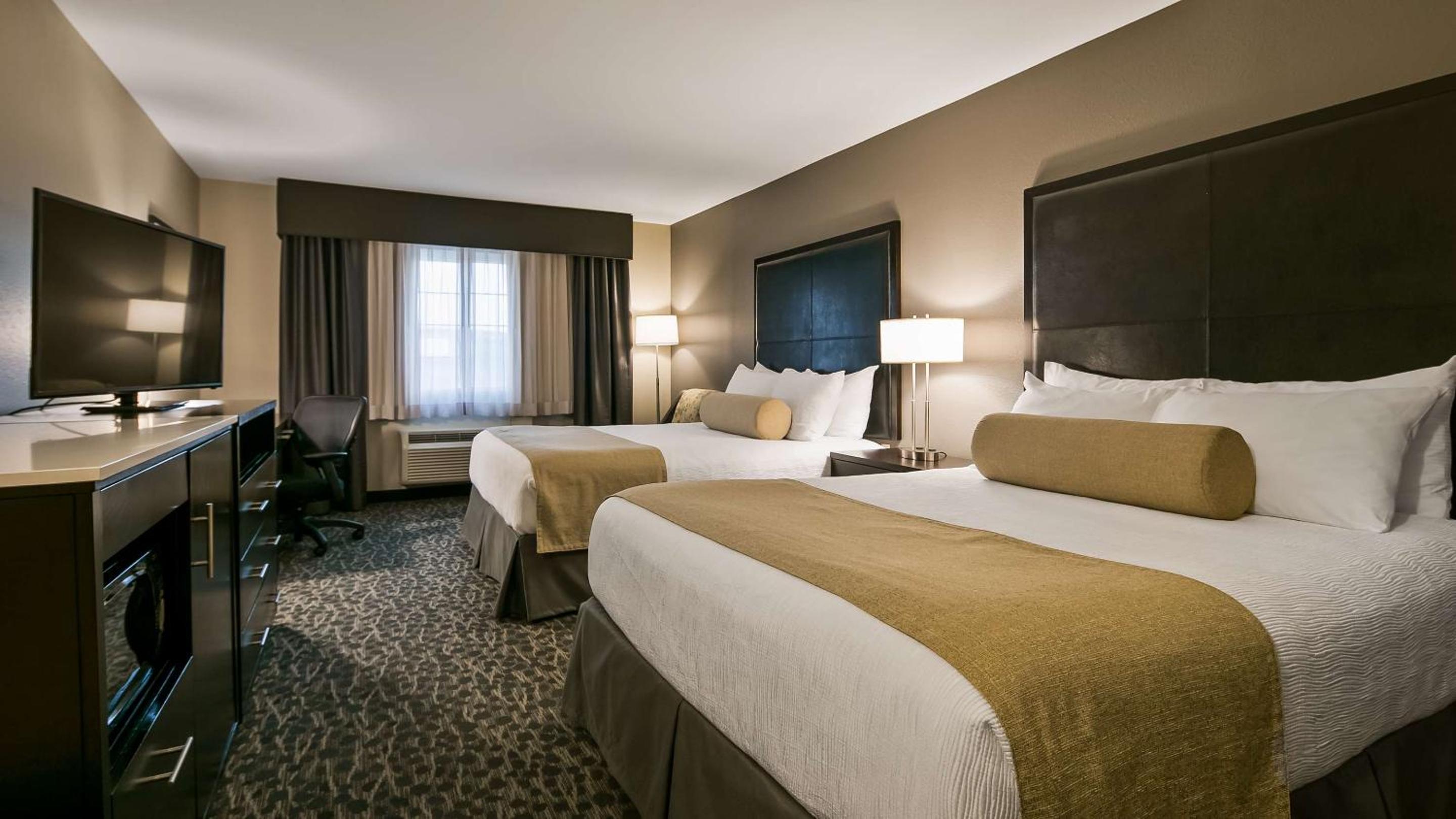 Queen Room with Two Queen Beds and Sofa Bed photo 2
