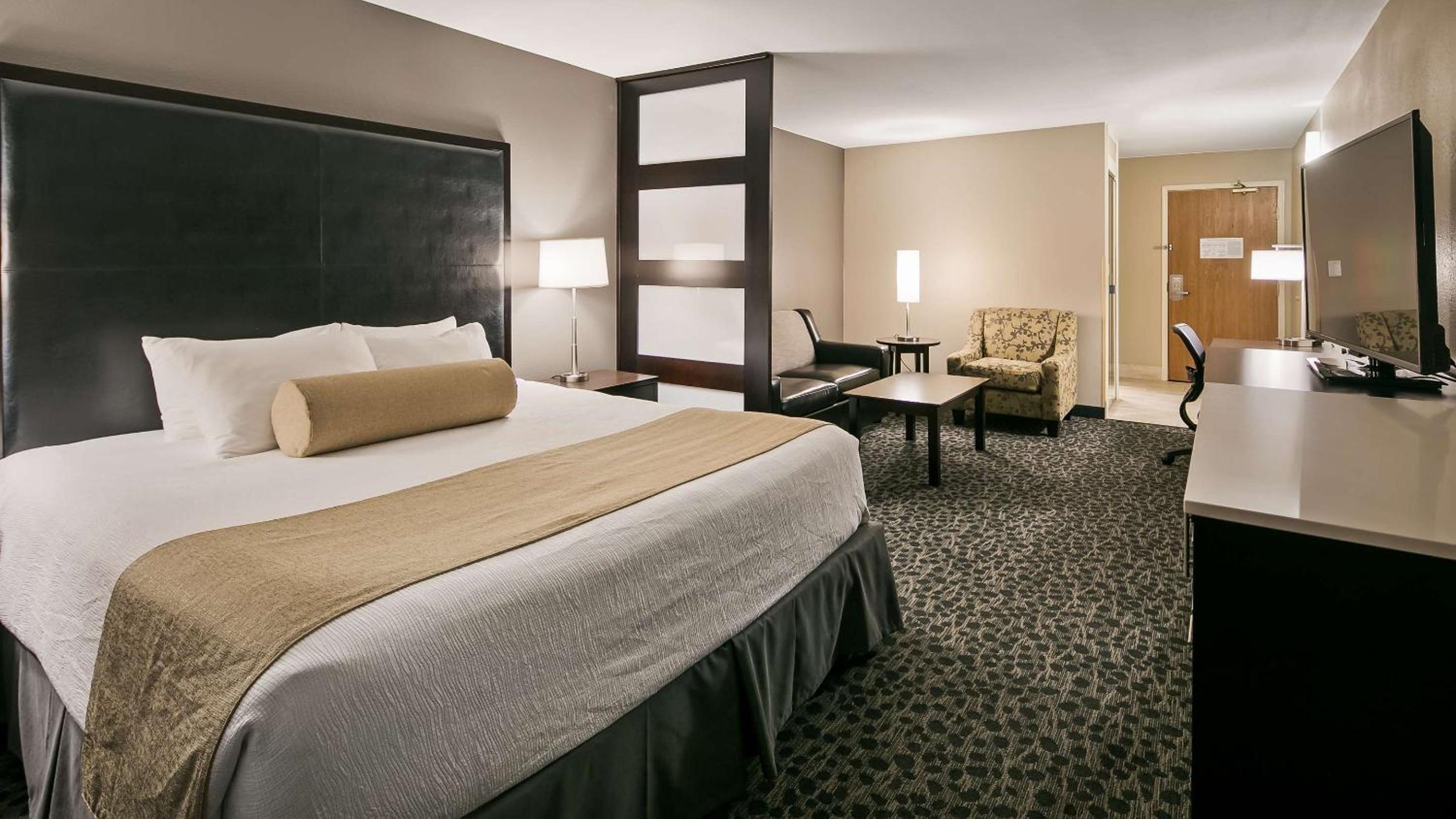 King Room with Bath Tub and Sofa Bed - Mobility Accessible photo 2